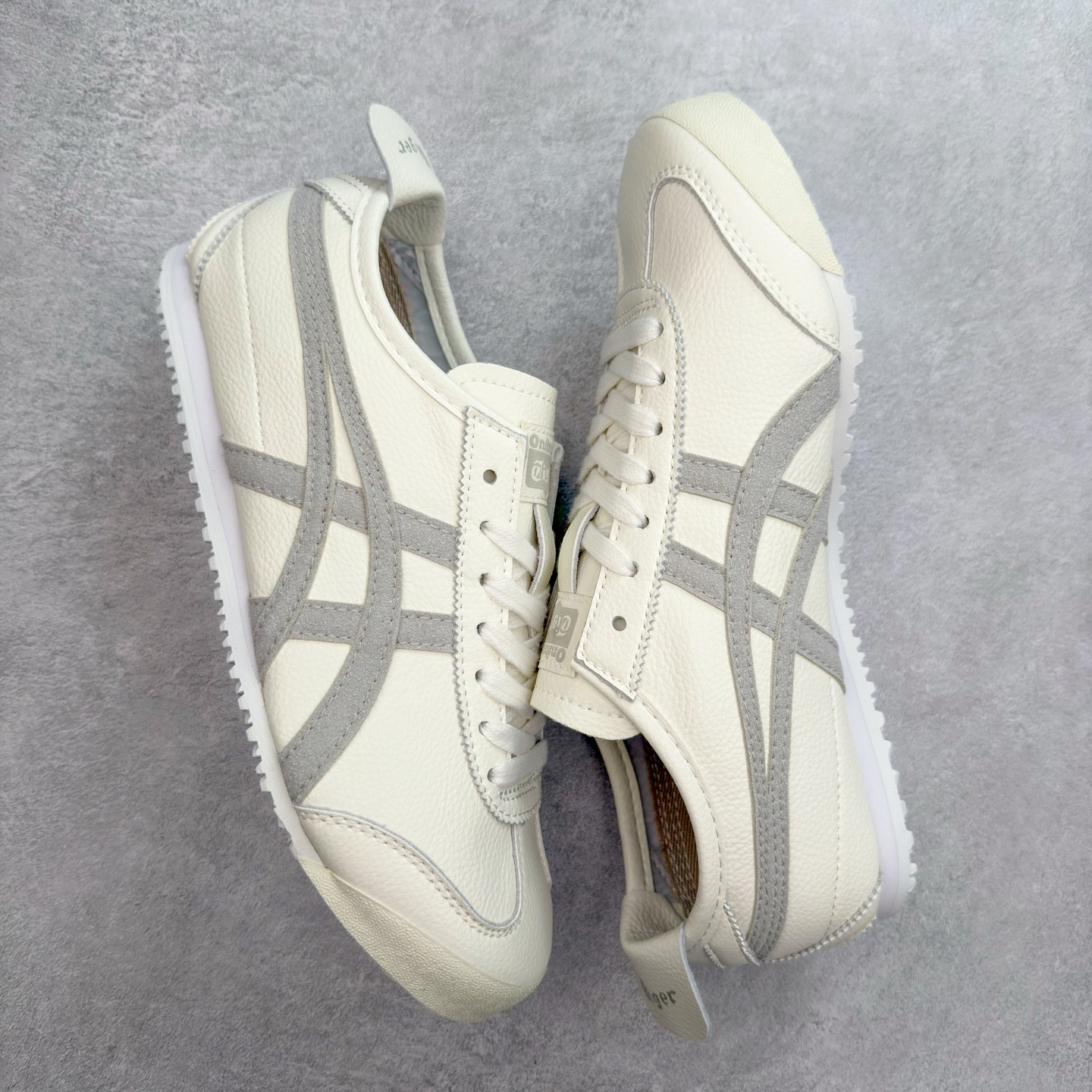 图片[3]-＃C版 Asics Onitsuka Tiger MEXICO 66 亚瑟士鬼冢虎复古经典板鞋 CNY 龙年限定 白红 市场王者选手 海外订单工厂出品 长期生产补货永不断码 超成熟稳定的做工品控 原装全套纸板楦头开发 原汁原味 完美呈现版型 私模正确鞋底咬花纹路 一比一鞋头弧度高度鞋身弧度 绝不口嗨 细节品控鞋型随意秒杀市面 原档咬花纹路私模大底 一个单元有六个三角形 总体形拼接呈现花瓣状 官方四联吊牌 原装Ortholite轻量化鞋垫 原盒原配 质保卡 说明书 钢印防尘纸 纸板中底带钢印 乳胶组合鞋垫 支持全方位的对比专柜 产品从款式颜色造型上体现出追求舒适和细节的完美 鞋类更是推崇手工制作的严谨与完美 融舒适性与可穿性的设计风格 注重细节的完美和别致魅力 既保持稳重 又不失轻松的时尚感 尺码：36 37 37.5 38 39 39.5 40 40.5 41.5 42 42.5 43.5 44 45-选品中心