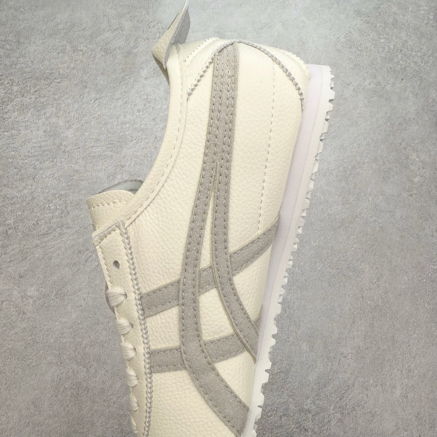 图片[7]-＃C版 Asics Onitsuka Tiger MEXICO 66 亚瑟士鬼冢虎复古经典板鞋 CNY 龙年限定 白红 市场王者选手 海外订单工厂出品 长期生产补货永不断码 超成熟稳定的做工品控 原装全套纸板楦头开发 原汁原味 完美呈现版型 私模正确鞋底咬花纹路 一比一鞋头弧度高度鞋身弧度 绝不口嗨 细节品控鞋型随意秒杀市面 原档咬花纹路私模大底 一个单元有六个三角形 总体形拼接呈现花瓣状 官方四联吊牌 原装Ortholite轻量化鞋垫 原盒原配 质保卡 说明书 钢印防尘纸 纸板中底带钢印 乳胶组合鞋垫 支持全方位的对比专柜 产品从款式颜色造型上体现出追求舒适和细节的完美 鞋类更是推崇手工制作的严谨与完美 融舒适性与可穿性的设计风格 注重细节的完美和别致魅力 既保持稳重 又不失轻松的时尚感 尺码：36 37 37.5 38 39 39.5 40 40.5 41.5 42 42.5 43.5 44 45-选品中心