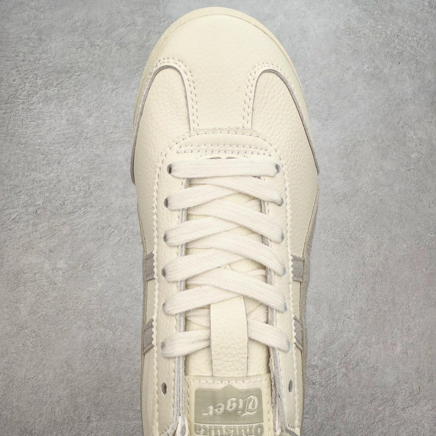 图片[4]-＃C版 Asics Onitsuka Tiger MEXICO 66 亚瑟士鬼冢虎复古经典板鞋 CNY 龙年限定 白红 市场王者选手 海外订单工厂出品 长期生产补货永不断码 超成熟稳定的做工品控 原装全套纸板楦头开发 原汁原味 完美呈现版型 私模正确鞋底咬花纹路 一比一鞋头弧度高度鞋身弧度 绝不口嗨 细节品控鞋型随意秒杀市面 原档咬花纹路私模大底 一个单元有六个三角形 总体形拼接呈现花瓣状 官方四联吊牌 原装Ortholite轻量化鞋垫 原盒原配 质保卡 说明书 钢印防尘纸 纸板中底带钢印 乳胶组合鞋垫 支持全方位的对比专柜 产品从款式颜色造型上体现出追求舒适和细节的完美 鞋类更是推崇手工制作的严谨与完美 融舒适性与可穿性的设计风格 注重细节的完美和别致魅力 既保持稳重 又不失轻松的时尚感 尺码：36 37 37.5 38 39 39.5 40 40.5 41.5 42 42.5 43.5 44 45-选品中心