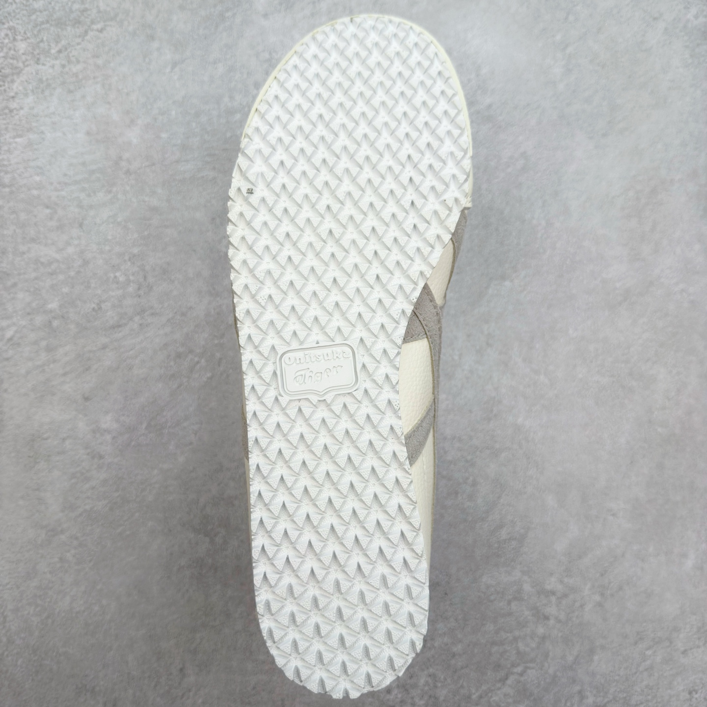 图片[9]-＃C版 Asics Onitsuka Tiger MEXICO 66 亚瑟士鬼冢虎复古经典板鞋 CNY 龙年限定 白红 市场王者选手 海外订单工厂出品 长期生产补货永不断码 超成熟稳定的做工品控 原装全套纸板楦头开发 原汁原味 完美呈现版型 私模正确鞋底咬花纹路 一比一鞋头弧度高度鞋身弧度 绝不口嗨 细节品控鞋型随意秒杀市面 原档咬花纹路私模大底 一个单元有六个三角形 总体形拼接呈现花瓣状 官方四联吊牌 原装Ortholite轻量化鞋垫 原盒原配 质保卡 说明书 钢印防尘纸 纸板中底带钢印 乳胶组合鞋垫 支持全方位的对比专柜 产品从款式颜色造型上体现出追求舒适和细节的完美 鞋类更是推崇手工制作的严谨与完美 融舒适性与可穿性的设计风格 注重细节的完美和别致魅力 既保持稳重 又不失轻松的时尚感 尺码：36 37 37.5 38 39 39.5 40 40.5 41.5 42 42.5 43.5 44 45-选品中心