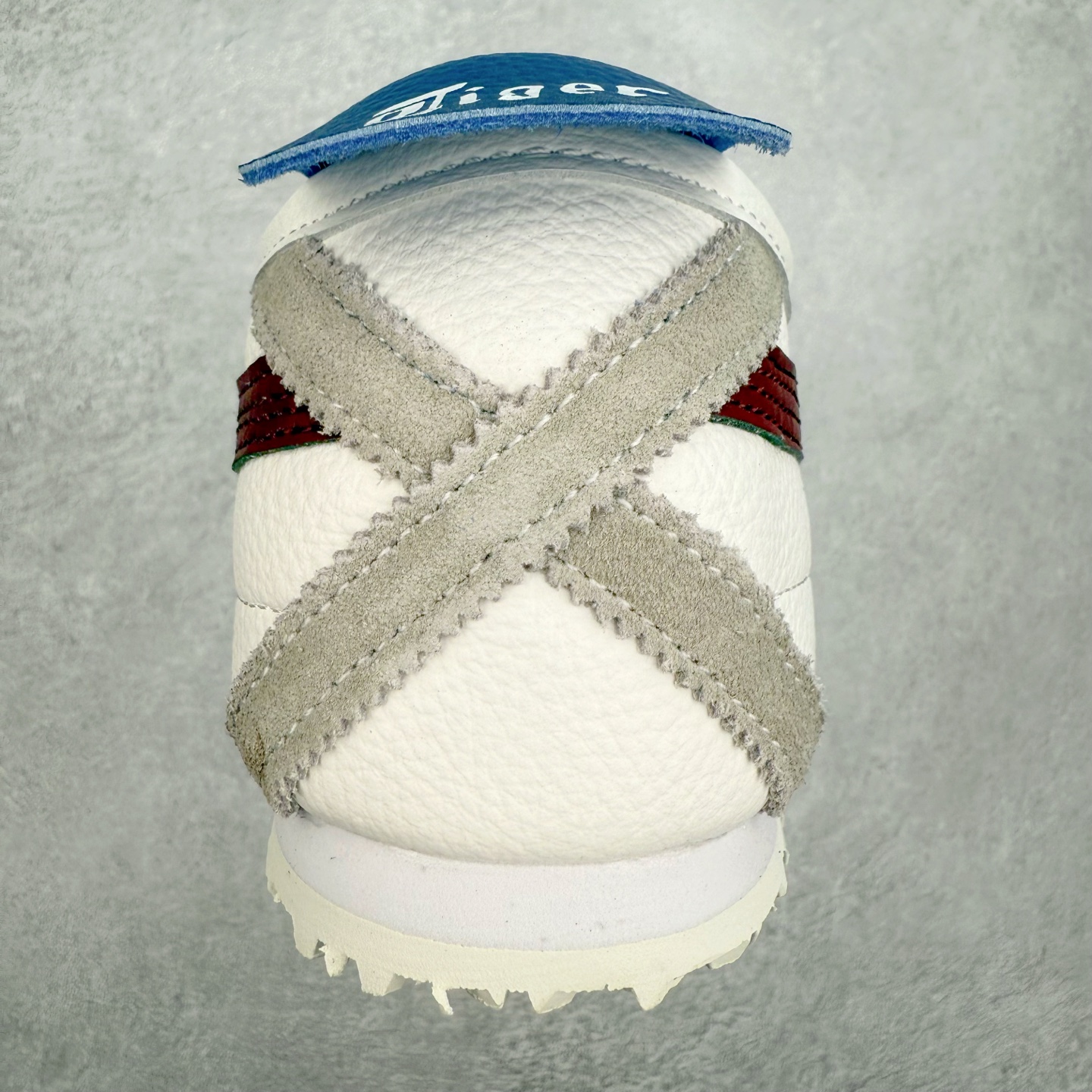 图片[8]-＃C版 Asics Onitsuka Tiger MEXICO 66 亚瑟士鬼冢虎复古经典板鞋 CNY 龙年限定 白红 市场王者选手 海外订单工厂出品 长期生产补货永不断码 超成熟稳定的做工品控 原装全套纸板楦头开发 原汁原味 完美呈现版型 私模正确鞋底咬花纹路 一比一鞋头弧度高度鞋身弧度 绝不口嗨 细节品控鞋型随意秒杀市面 原档咬花纹路私模大底 一个单元有六个三角形 总体形拼接呈现花瓣状 官方四联吊牌 原装Ortholite轻量化鞋垫 原盒原配 质保卡 说明书 钢印防尘纸 纸板中底带钢印 乳胶组合鞋垫 支持全方位的对比专柜 产品从款式颜色造型上体现出追求舒适和细节的完美 鞋类更是推崇手工制作的严谨与完美 融舒适性与可穿性的设计风格 注重细节的完美和别致魅力 既保持稳重 又不失轻松的时尚感 尺码：36 37 37.5 38 39 39.5 40 40.5 41.5 42 42.5 43.5 44 45-选品中心