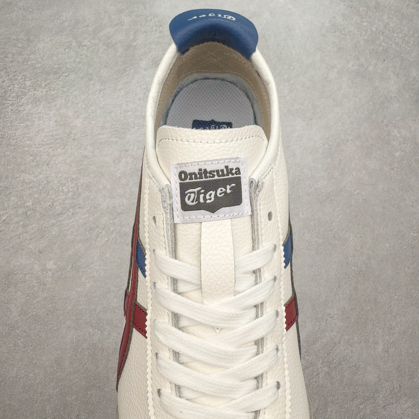 图片[5]-＃C版 Asics Onitsuka Tiger MEXICO 66 亚瑟士鬼冢虎复古经典板鞋 CNY 龙年限定 白红 市场王者选手 海外订单工厂出品 长期生产补货永不断码 超成熟稳定的做工品控 原装全套纸板楦头开发 原汁原味 完美呈现版型 私模正确鞋底咬花纹路 一比一鞋头弧度高度鞋身弧度 绝不口嗨 细节品控鞋型随意秒杀市面 原档咬花纹路私模大底 一个单元有六个三角形 总体形拼接呈现花瓣状 官方四联吊牌 原装Ortholite轻量化鞋垫 原盒原配 质保卡 说明书 钢印防尘纸 纸板中底带钢印 乳胶组合鞋垫 支持全方位的对比专柜 产品从款式颜色造型上体现出追求舒适和细节的完美 鞋类更是推崇手工制作的严谨与完美 融舒适性与可穿性的设计风格 注重细节的完美和别致魅力 既保持稳重 又不失轻松的时尚感 尺码：36 37 37.5 38 39 39.5 40 40.5 41.5 42 42.5 43.5 44 45-选品中心