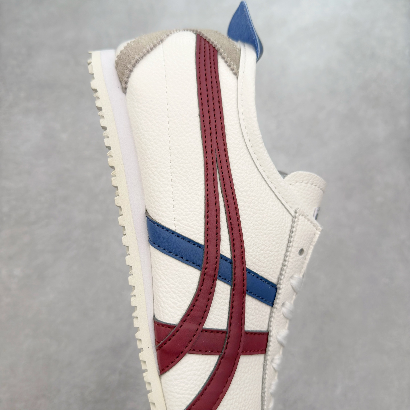 图片[6]-＃C版 Asics Onitsuka Tiger MEXICO 66 亚瑟士鬼冢虎复古经典板鞋 CNY 龙年限定 白红 市场王者选手 海外订单工厂出品 长期生产补货永不断码 超成熟稳定的做工品控 原装全套纸板楦头开发 原汁原味 完美呈现版型 私模正确鞋底咬花纹路 一比一鞋头弧度高度鞋身弧度 绝不口嗨 细节品控鞋型随意秒杀市面 原档咬花纹路私模大底 一个单元有六个三角形 总体形拼接呈现花瓣状 官方四联吊牌 原装Ortholite轻量化鞋垫 原盒原配 质保卡 说明书 钢印防尘纸 纸板中底带钢印 乳胶组合鞋垫 支持全方位的对比专柜 产品从款式颜色造型上体现出追求舒适和细节的完美 鞋类更是推崇手工制作的严谨与完美 融舒适性与可穿性的设计风格 注重细节的完美和别致魅力 既保持稳重 又不失轻松的时尚感 尺码：36 37 37.5 38 39 39.5 40 40.5 41.5 42 42.5 43.5 44 45-选品中心