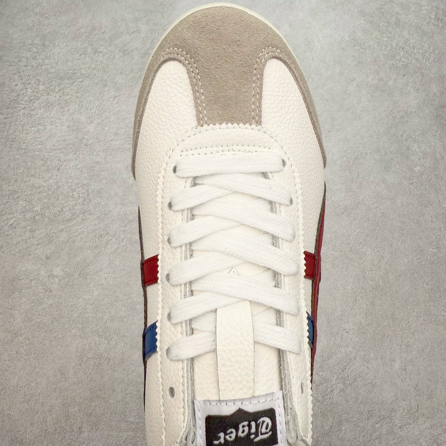 图片[4]-＃C版 Asics Onitsuka Tiger MEXICO 66 亚瑟士鬼冢虎复古经典板鞋 CNY 龙年限定 白红 市场王者选手 海外订单工厂出品 长期生产补货永不断码 超成熟稳定的做工品控 原装全套纸板楦头开发 原汁原味 完美呈现版型 私模正确鞋底咬花纹路 一比一鞋头弧度高度鞋身弧度 绝不口嗨 细节品控鞋型随意秒杀市面 原档咬花纹路私模大底 一个单元有六个三角形 总体形拼接呈现花瓣状 官方四联吊牌 原装Ortholite轻量化鞋垫 原盒原配 质保卡 说明书 钢印防尘纸 纸板中底带钢印 乳胶组合鞋垫 支持全方位的对比专柜 产品从款式颜色造型上体现出追求舒适和细节的完美 鞋类更是推崇手工制作的严谨与完美 融舒适性与可穿性的设计风格 注重细节的完美和别致魅力 既保持稳重 又不失轻松的时尚感 尺码：36 37 37.5 38 39 39.5 40 40.5 41.5 42 42.5 43.5 44 45-选品中心