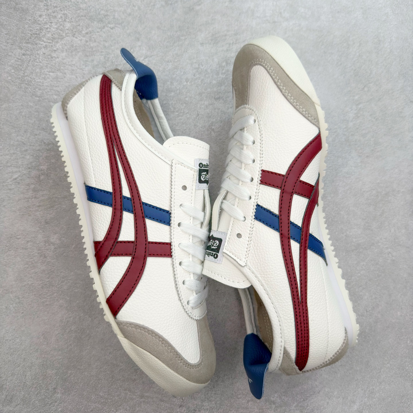 图片[3]-＃C版 Asics Onitsuka Tiger MEXICO 66 亚瑟士鬼冢虎复古经典板鞋 CNY 龙年限定 白红 市场王者选手 海外订单工厂出品 长期生产补货永不断码 超成熟稳定的做工品控 原装全套纸板楦头开发 原汁原味 完美呈现版型 私模正确鞋底咬花纹路 一比一鞋头弧度高度鞋身弧度 绝不口嗨 细节品控鞋型随意秒杀市面 原档咬花纹路私模大底 一个单元有六个三角形 总体形拼接呈现花瓣状 官方四联吊牌 原装Ortholite轻量化鞋垫 原盒原配 质保卡 说明书 钢印防尘纸 纸板中底带钢印 乳胶组合鞋垫 支持全方位的对比专柜 产品从款式颜色造型上体现出追求舒适和细节的完美 鞋类更是推崇手工制作的严谨与完美 融舒适性与可穿性的设计风格 注重细节的完美和别致魅力 既保持稳重 又不失轻松的时尚感 尺码：36 37 37.5 38 39 39.5 40 40.5 41.5 42 42.5 43.5 44 45-选品中心