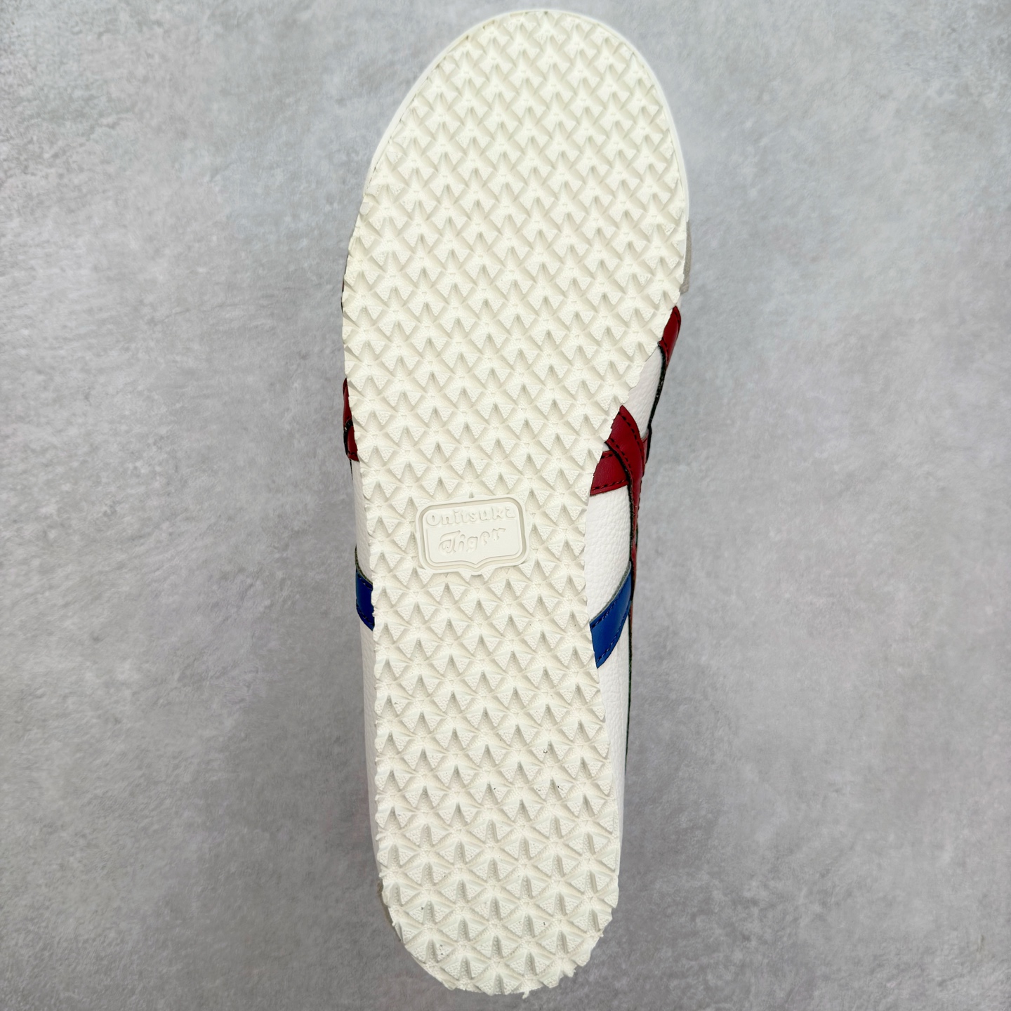 图片[9]-＃C版 Asics Onitsuka Tiger MEXICO 66 亚瑟士鬼冢虎复古经典板鞋 CNY 龙年限定 白红 市场王者选手 海外订单工厂出品 长期生产补货永不断码 超成熟稳定的做工品控 原装全套纸板楦头开发 原汁原味 完美呈现版型 私模正确鞋底咬花纹路 一比一鞋头弧度高度鞋身弧度 绝不口嗨 细节品控鞋型随意秒杀市面 原档咬花纹路私模大底 一个单元有六个三角形 总体形拼接呈现花瓣状 官方四联吊牌 原装Ortholite轻量化鞋垫 原盒原配 质保卡 说明书 钢印防尘纸 纸板中底带钢印 乳胶组合鞋垫 支持全方位的对比专柜 产品从款式颜色造型上体现出追求舒适和细节的完美 鞋类更是推崇手工制作的严谨与完美 融舒适性与可穿性的设计风格 注重细节的完美和别致魅力 既保持稳重 又不失轻松的时尚感 尺码：36 37 37.5 38 39 39.5 40 40.5 41.5 42 42.5 43.5 44 45-选品中心