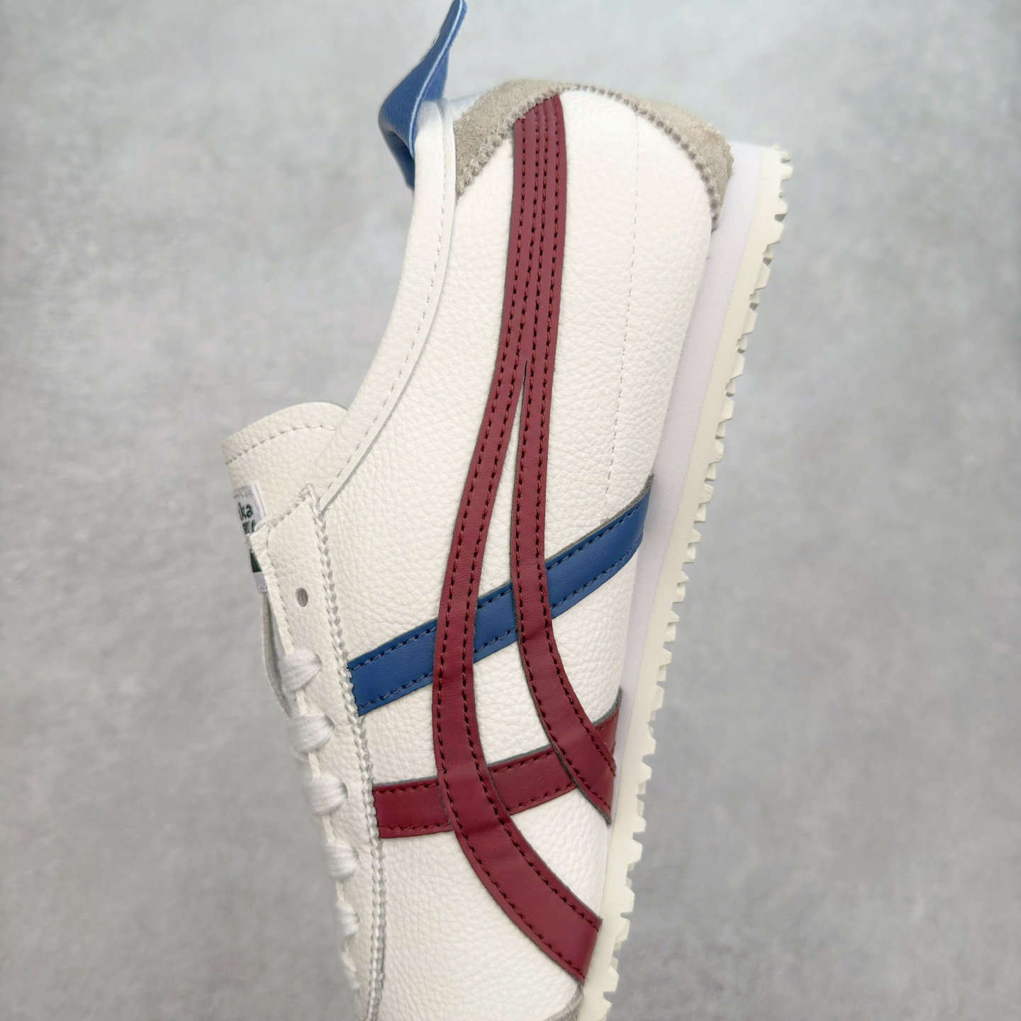 图片[7]-＃C版 Asics Onitsuka Tiger MEXICO 66 亚瑟士鬼冢虎复古经典板鞋 CNY 龙年限定 白红 市场王者选手 海外订单工厂出品 长期生产补货永不断码 超成熟稳定的做工品控 原装全套纸板楦头开发 原汁原味 完美呈现版型 私模正确鞋底咬花纹路 一比一鞋头弧度高度鞋身弧度 绝不口嗨 细节品控鞋型随意秒杀市面 原档咬花纹路私模大底 一个单元有六个三角形 总体形拼接呈现花瓣状 官方四联吊牌 原装Ortholite轻量化鞋垫 原盒原配 质保卡 说明书 钢印防尘纸 纸板中底带钢印 乳胶组合鞋垫 支持全方位的对比专柜 产品从款式颜色造型上体现出追求舒适和细节的完美 鞋类更是推崇手工制作的严谨与完美 融舒适性与可穿性的设计风格 注重细节的完美和别致魅力 既保持稳重 又不失轻松的时尚感 尺码：36 37 37.5 38 39 39.5 40 40.5 41.5 42 42.5 43.5 44 45-选品中心