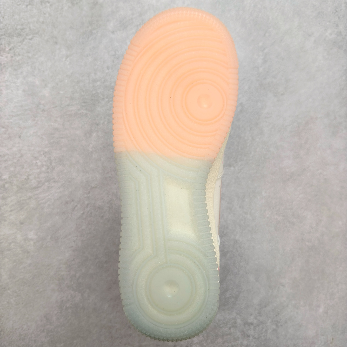 图片[9]-NK Air Force 1´07 Low 空军一号低帮百搭休闲运动板鞋 CW1574-058 柔软、弹性十足的缓震性能和出色的中底设计 横跨复古与现代的外型结合 造就出风靡全球 三十多年的Force 1 直到今天还深受青睐 实拍调校N版已经零色差零失真 百分百还原实物色彩所见即所得 不存在货不对板色差等低级问题 选购参考实物拍摄 不混卖不参货 只用心做好货严格选品 承诺混一赔十 尺码：36 36.5 37.5 38 38.5 39 40 40.5 41 42 42.5 43 44 44.5 45-选品中心