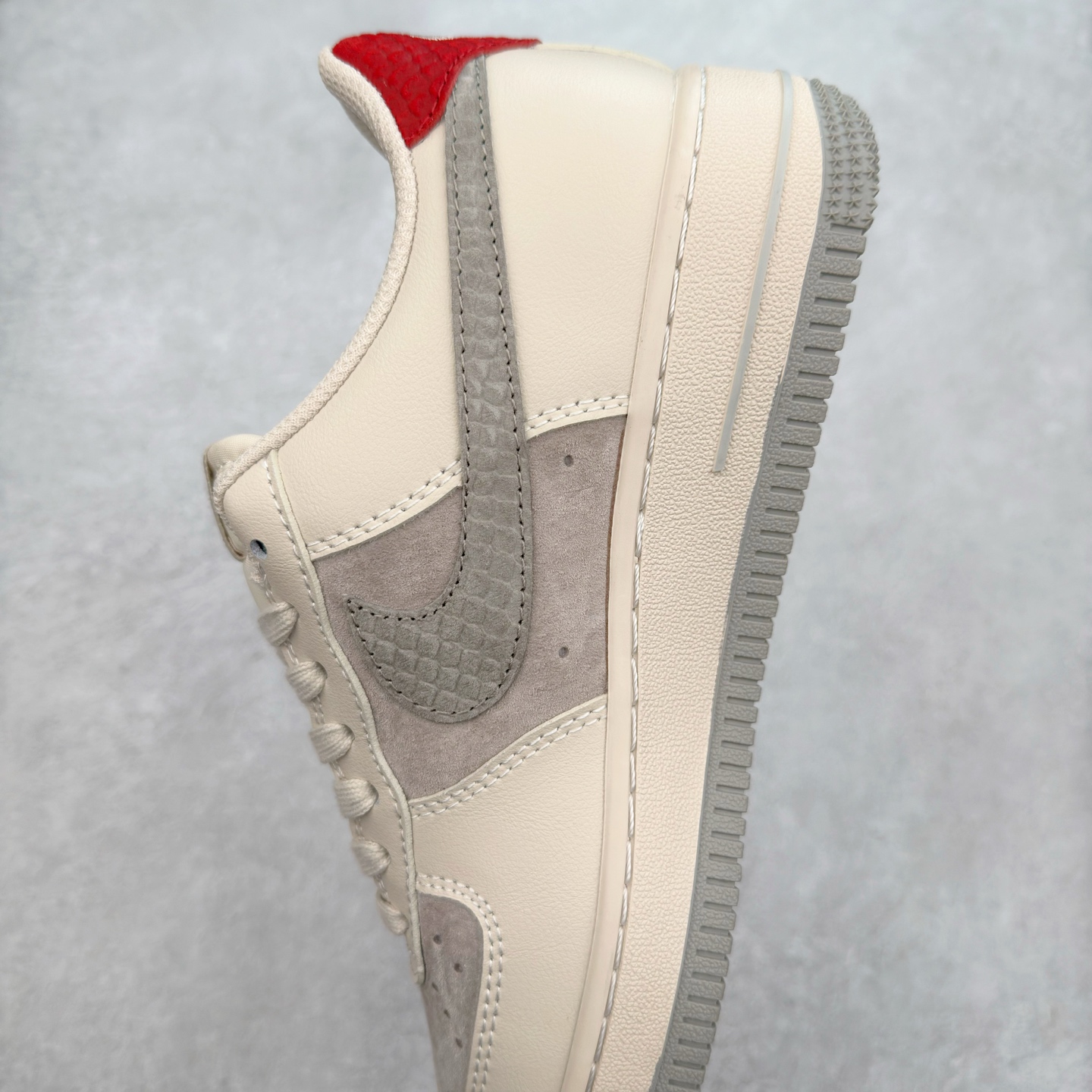 图片[7]-NK Air Force 1´07 Low 空军一号低帮百搭休闲运动板鞋 XX3168-130 柔软、弹性十足的缓震性能和出色的中底设计 横跨复古与现代的外型结合 造就出风靡全球 三十多年的Force 1 直到今天还深受青睐 实拍调校N版已经零色差零失真 百分百还原实物色彩所见即所得 不存在货不对板色差等低级问题 选购参考实物拍摄 不混卖不参货 只用心做好货严格选品 承诺混一赔十 尺码：36 36.5 37.5 38 38.5 39 40 40.5 41 42 42.5 43 44 44.5 45-选品中心