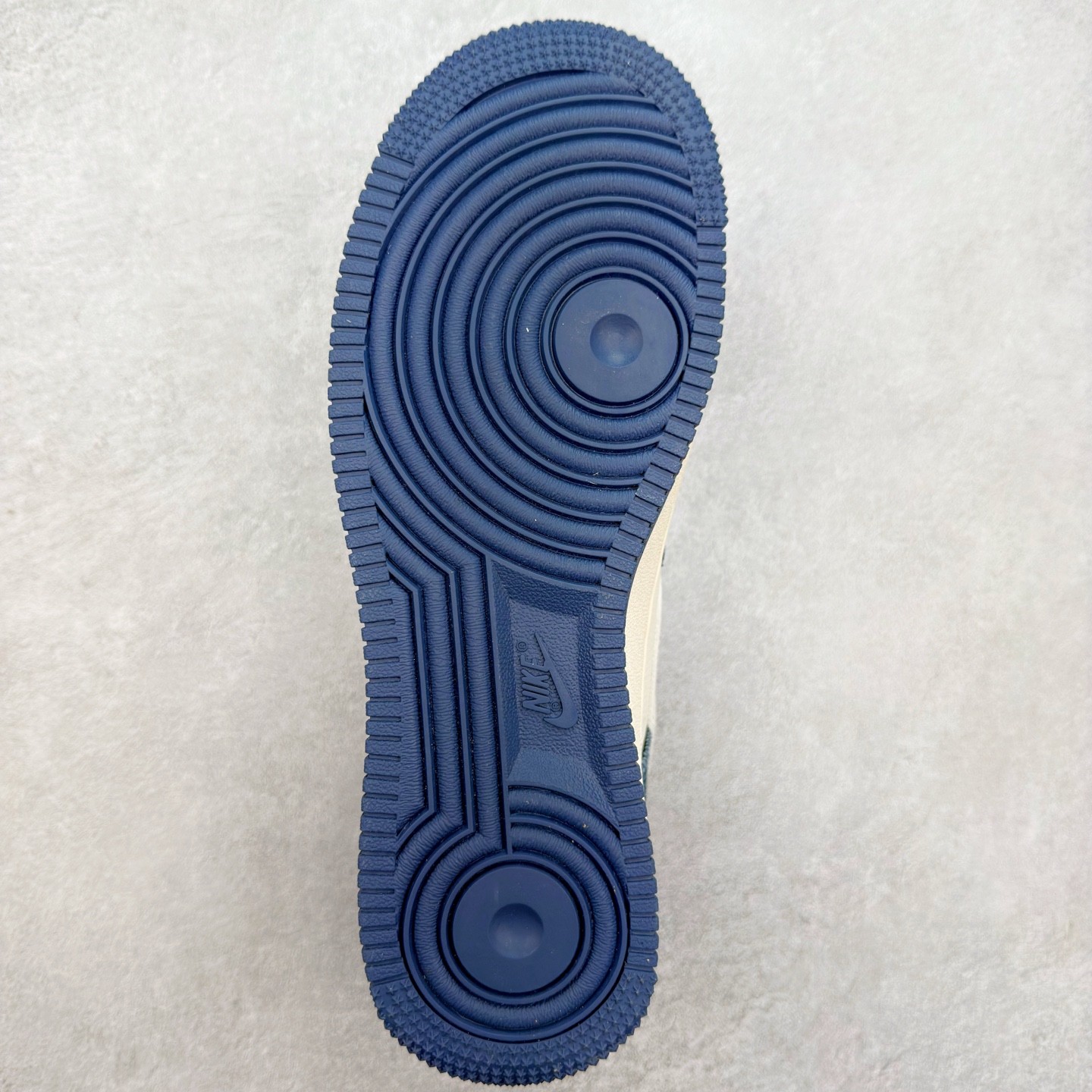 图片[9]-NK Air Force 1´07 Low 空军一号低帮百搭休闲运动板鞋 XS1958-551 柔软、弹性十足的缓震性能和出色的中底设计 横跨复古与现代的外型结合 造就出风靡全球 三十多年的Force 1 直到今天还深受青睐 实拍调校N版已经零色差零失真 百分百还原实物色彩所见即所得 不存在货不对板色差等低级问题 选购参考实物拍摄 不混卖不参货 只用心做好货严格选品 承诺混一赔十 尺码：36 36.5 37.5 38 38.5 39 40 40.5 41 42 42.5 43 44 44.5 45-选品中心