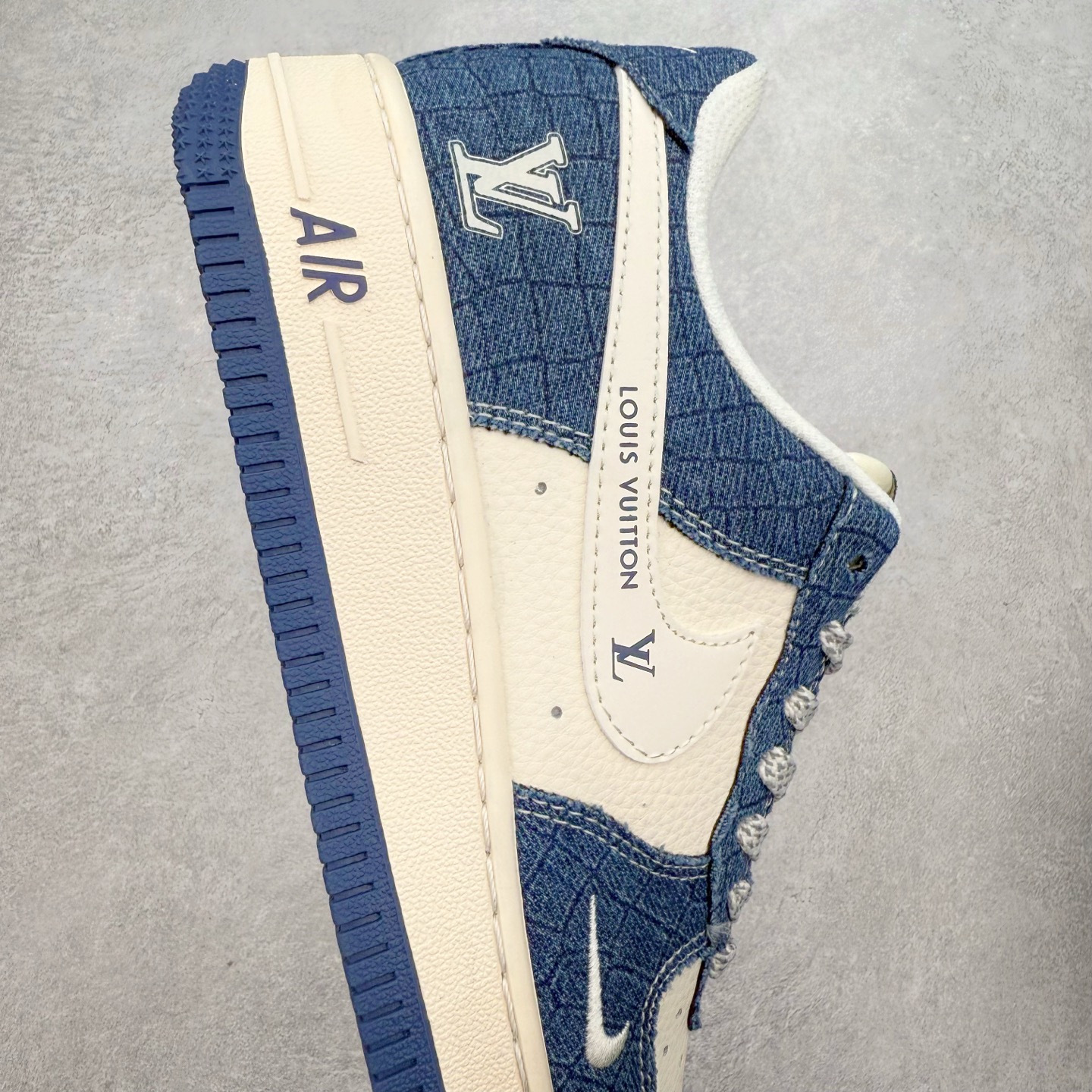 图片[6]-NK Air Force 1´07 Low 空军一号低帮百搭休闲运动板鞋 XS1958-551 柔软、弹性十足的缓震性能和出色的中底设计 横跨复古与现代的外型结合 造就出风靡全球 三十多年的Force 1 直到今天还深受青睐 实拍调校N版已经零色差零失真 百分百还原实物色彩所见即所得 不存在货不对板色差等低级问题 选购参考实物拍摄 不混卖不参货 只用心做好货严格选品 承诺混一赔十 尺码：36 36.5 37.5 38 38.5 39 40 40.5 41 42 42.5 43 44 44.5 45-选品中心