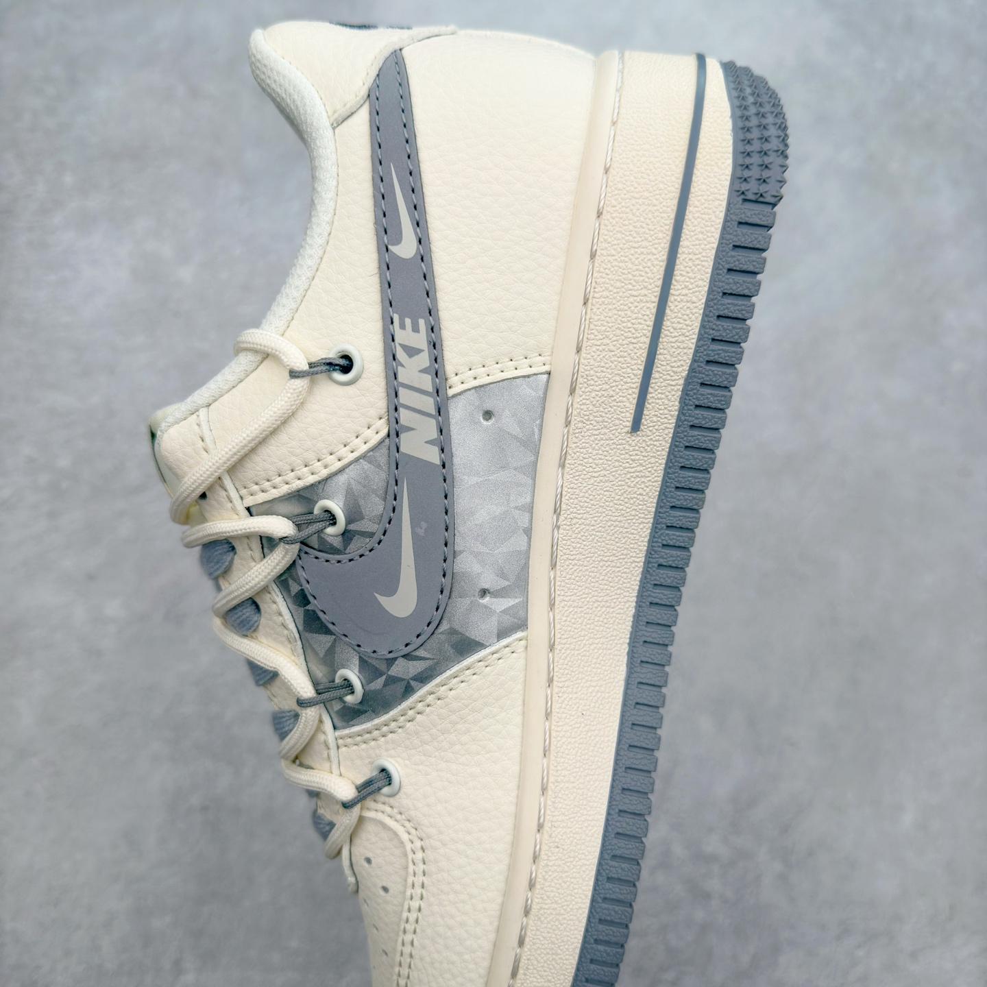 图片[7]-NK Air Force 1´07 Low 空军一号低帮百搭休闲运动板鞋 DM6868-072 柔软、弹性十足的缓震性能和出色的中底设计 横跨复古与现代的外型结合 造就出风靡全球 三十多年的Force 1 直到今天还深受青睐 实拍调校N版已经零色差零失真 百分百还原实物色彩所见即所得 不存在货不对板色差等低级问题 选购参考实物拍摄 不混卖不参货 只用心做好货严格选品 承诺混一赔十 尺码：36 36.5 37.5 38 38.5 39 40 40.5 41 42 42.5 43 44 44.5 45-选品中心