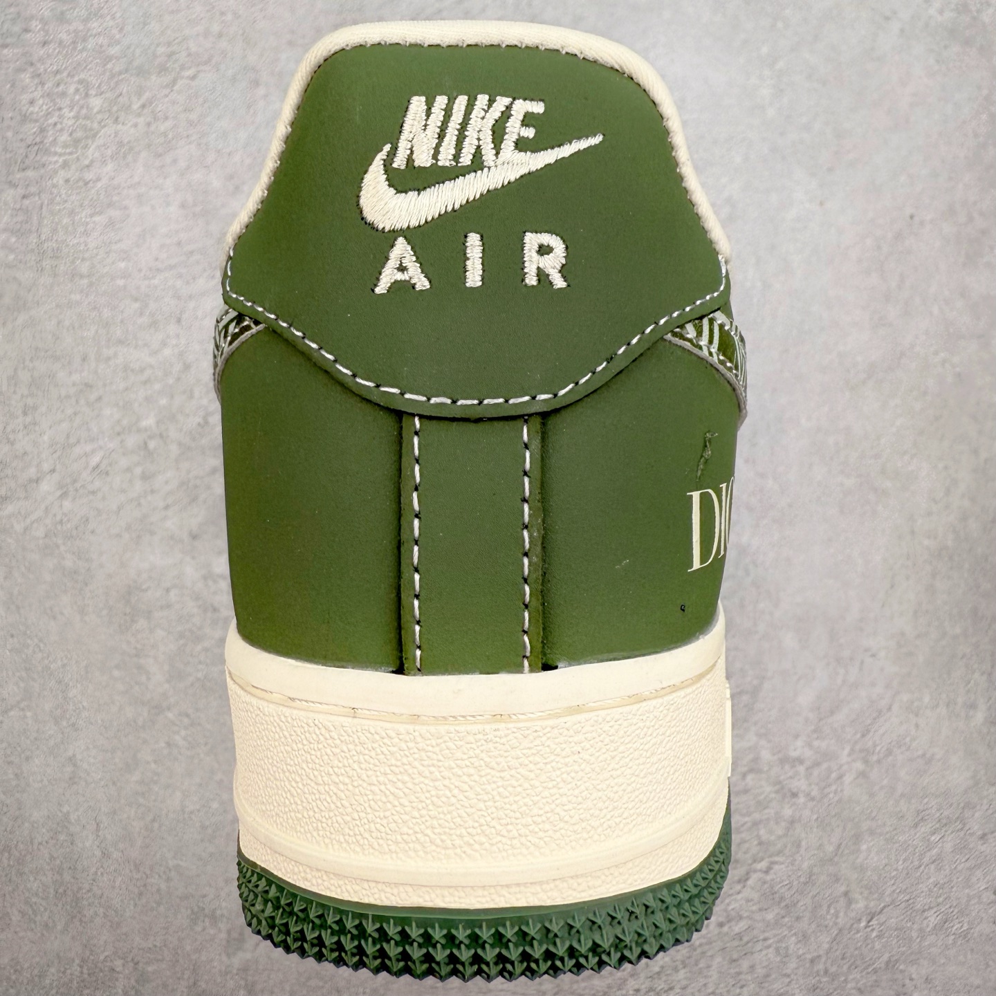 图片[8]-NK Air Force 1´07 Low 空军一号低帮百搭休闲运动板鞋 KK1988-081 柔软、弹性十足的缓震性能和出色的中底设计 横跨复古与现代的外型结合 造就出风靡全球 三十多年的Force 1 直到今天还深受青睐 实拍调校N版已经零色差零失真 百分百还原实物色彩所见即所得 不存在货不对板色差等低级问题 选购参考实物拍摄 不混卖不参货 只用心做好货严格选品 承诺混一赔十 尺码：36 36.5 37.5 38 38.5 39 40 40.5 41 42 42.5 43 44 44.5 45-选品中心