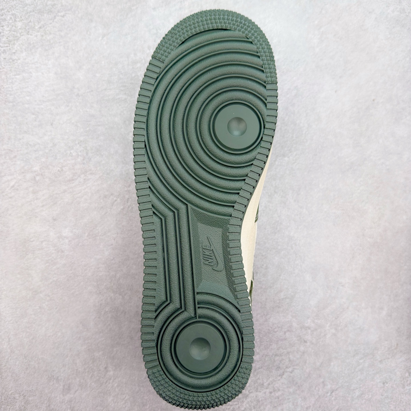 图片[9]-NK Air Force 1´07 Low 空军一号低帮百搭休闲运动板鞋 KK1988-081 柔软、弹性十足的缓震性能和出色的中底设计 横跨复古与现代的外型结合 造就出风靡全球 三十多年的Force 1 直到今天还深受青睐 实拍调校N版已经零色差零失真 百分百还原实物色彩所见即所得 不存在货不对板色差等低级问题 选购参考实物拍摄 不混卖不参货 只用心做好货严格选品 承诺混一赔十 尺码：36 36.5 37.5 38 38.5 39 40 40.5 41 42 42.5 43 44 44.5 45-选品中心