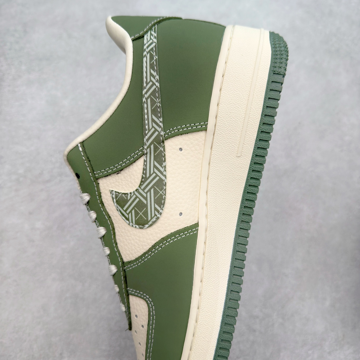 图片[7]-NK Air Force 1´07 Low 空军一号低帮百搭休闲运动板鞋 KK1988-081 柔软、弹性十足的缓震性能和出色的中底设计 横跨复古与现代的外型结合 造就出风靡全球 三十多年的Force 1 直到今天还深受青睐 实拍调校N版已经零色差零失真 百分百还原实物色彩所见即所得 不存在货不对板色差等低级问题 选购参考实物拍摄 不混卖不参货 只用心做好货严格选品 承诺混一赔十 尺码：36 36.5 37.5 38 38.5 39 40 40.5 41 42 42.5 43 44 44.5 45-选品中心