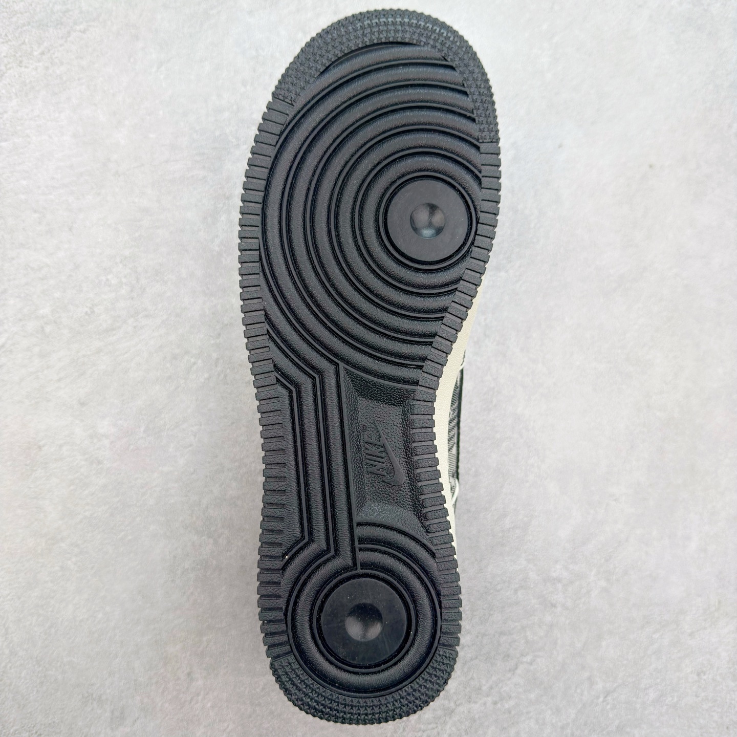 图片[9]-NK Air Force 1´07 Low 空军一号低帮百搭休闲运动板鞋 BZ6808-103 柔软、弹性十足的缓震性能和出色的中底设计 横跨复古与现代的外型结合 造就出风靡全球 三十多年的Force 1 直到今天还深受青睐 实拍调校N版已经零色差零失真 百分百还原实物色彩所见即所得 不存在货不对板色差等低级问题 选购参考实物拍摄 不混卖不参货 只用心做好货严格选品 承诺混一赔十 尺码：36 36.5 37.5 38 38.5 39 40 40.5 41 42 42.5 43 44 44.5 45-选品中心