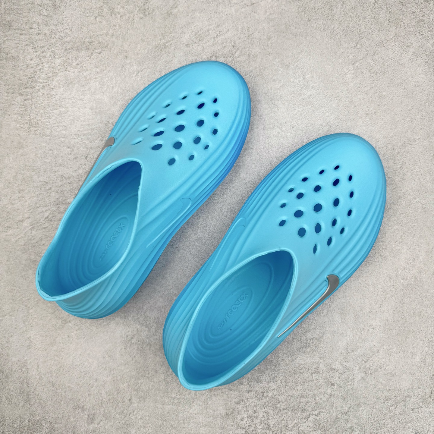 图片[3]-NK ReactX Rejuven8 简约舒适百搭洞洞鞋 从名字就能看出，这款鞋搭载了React X缓震科技，保证了舒适的脚感和轻盈的穿着体验。设计上，这双鞋采用了近几年非常流行的洞洞鞋风格，但特别之处在于加入了波浪纹路细节，让整个鞋型看起来更有立体感，视觉上也增添了几分现代感。尺码：36 36.5 37.5 38 38.5 39 40 40.5 41 42 42.5 43 44 44.5 45-选品中心