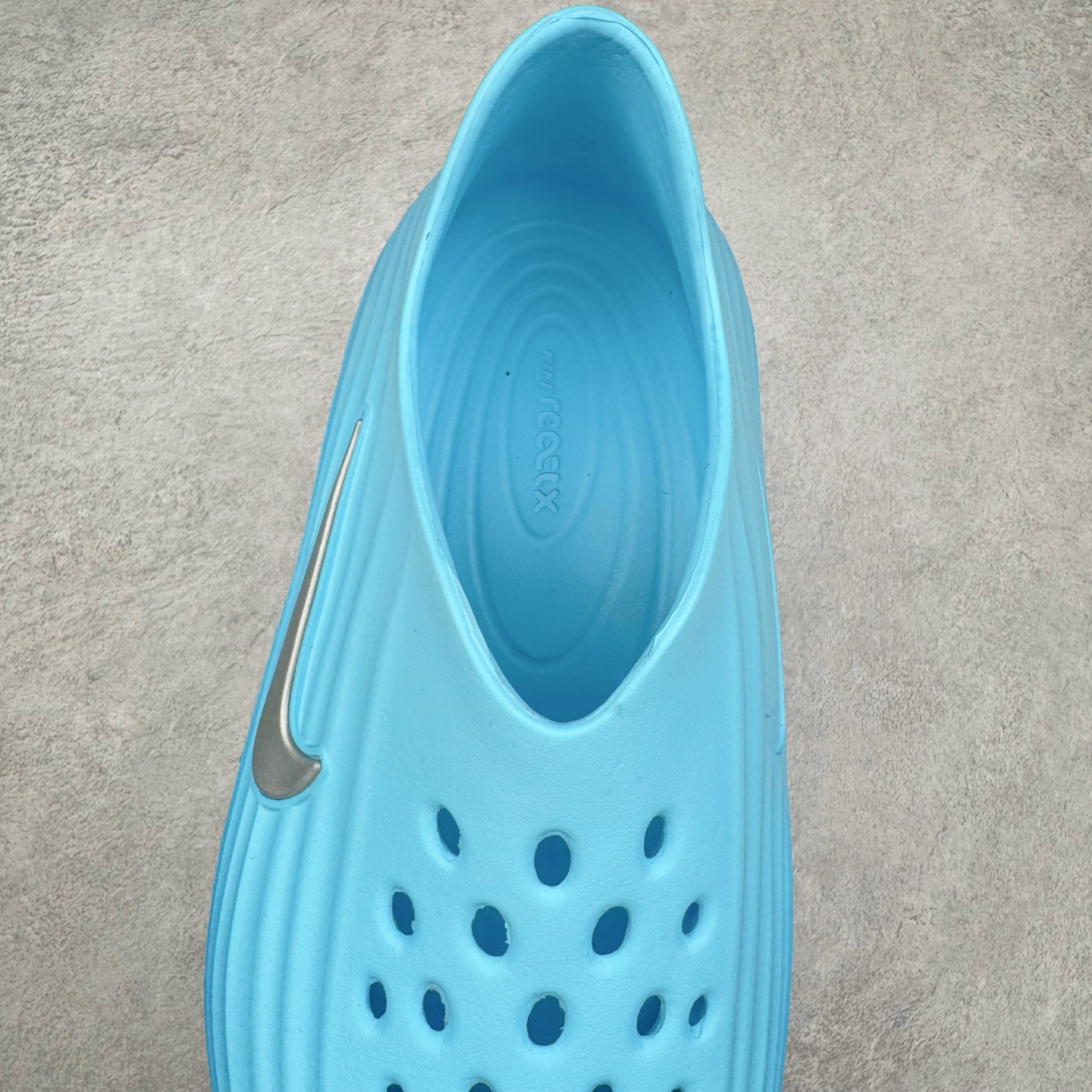 图片[5]-NK ReactX Rejuven8 简约舒适百搭洞洞鞋 从名字就能看出，这款鞋搭载了React X缓震科技，保证了舒适的脚感和轻盈的穿着体验。设计上，这双鞋采用了近几年非常流行的洞洞鞋风格，但特别之处在于加入了波浪纹路细节，让整个鞋型看起来更有立体感，视觉上也增添了几分现代感。尺码：36 36.5 37.5 38 38.5 39 40 40.5 41 42 42.5 43 44 44.5 45-选品中心