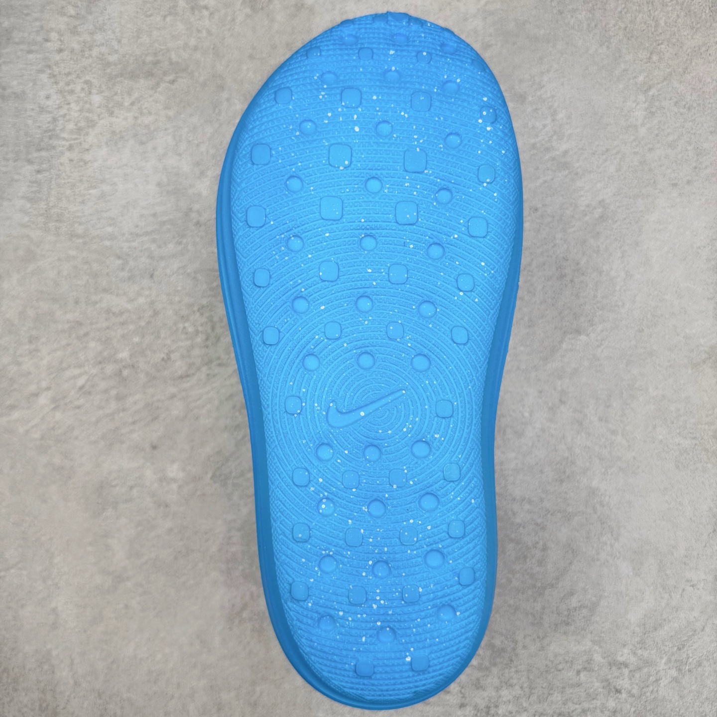 图片[9]-NK ReactX Rejuven8 简约舒适百搭洞洞鞋 从名字就能看出，这款鞋搭载了React X缓震科技，保证了舒适的脚感和轻盈的穿着体验。设计上，这双鞋采用了近几年非常流行的洞洞鞋风格，但特别之处在于加入了波浪纹路细节，让整个鞋型看起来更有立体感，视觉上也增添了几分现代感。尺码：36 36.5 37.5 38 38.5 39 40 40.5 41 42 42.5 43 44 44.5 45-选品中心