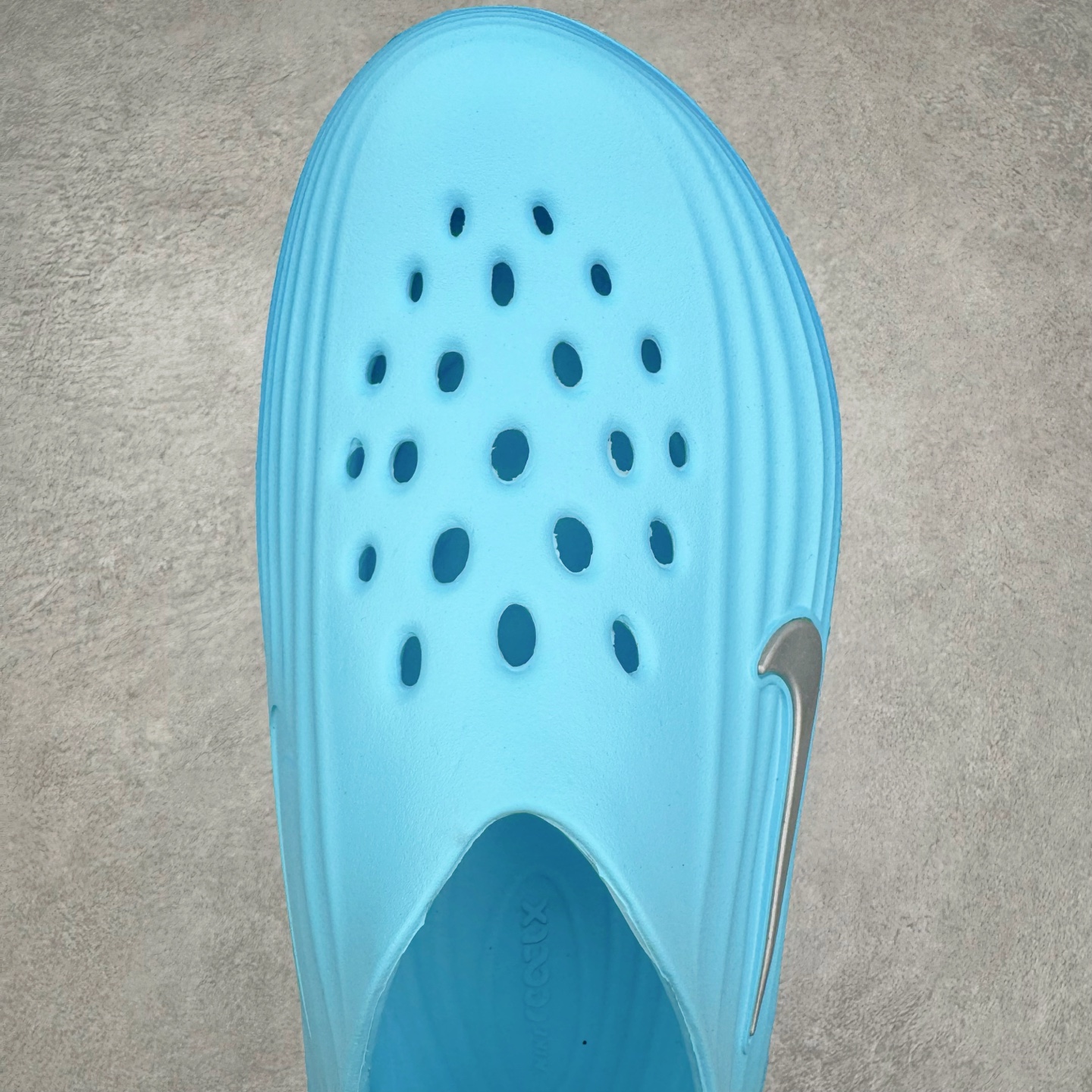 图片[4]-NK ReactX Rejuven8 简约舒适百搭洞洞鞋 从名字就能看出，这款鞋搭载了React X缓震科技，保证了舒适的脚感和轻盈的穿着体验。设计上，这双鞋采用了近几年非常流行的洞洞鞋风格，但特别之处在于加入了波浪纹路细节，让整个鞋型看起来更有立体感，视觉上也增添了几分现代感。尺码：36 36.5 37.5 38 38.5 39 40 40.5 41 42 42.5 43 44 44.5 45-选品中心