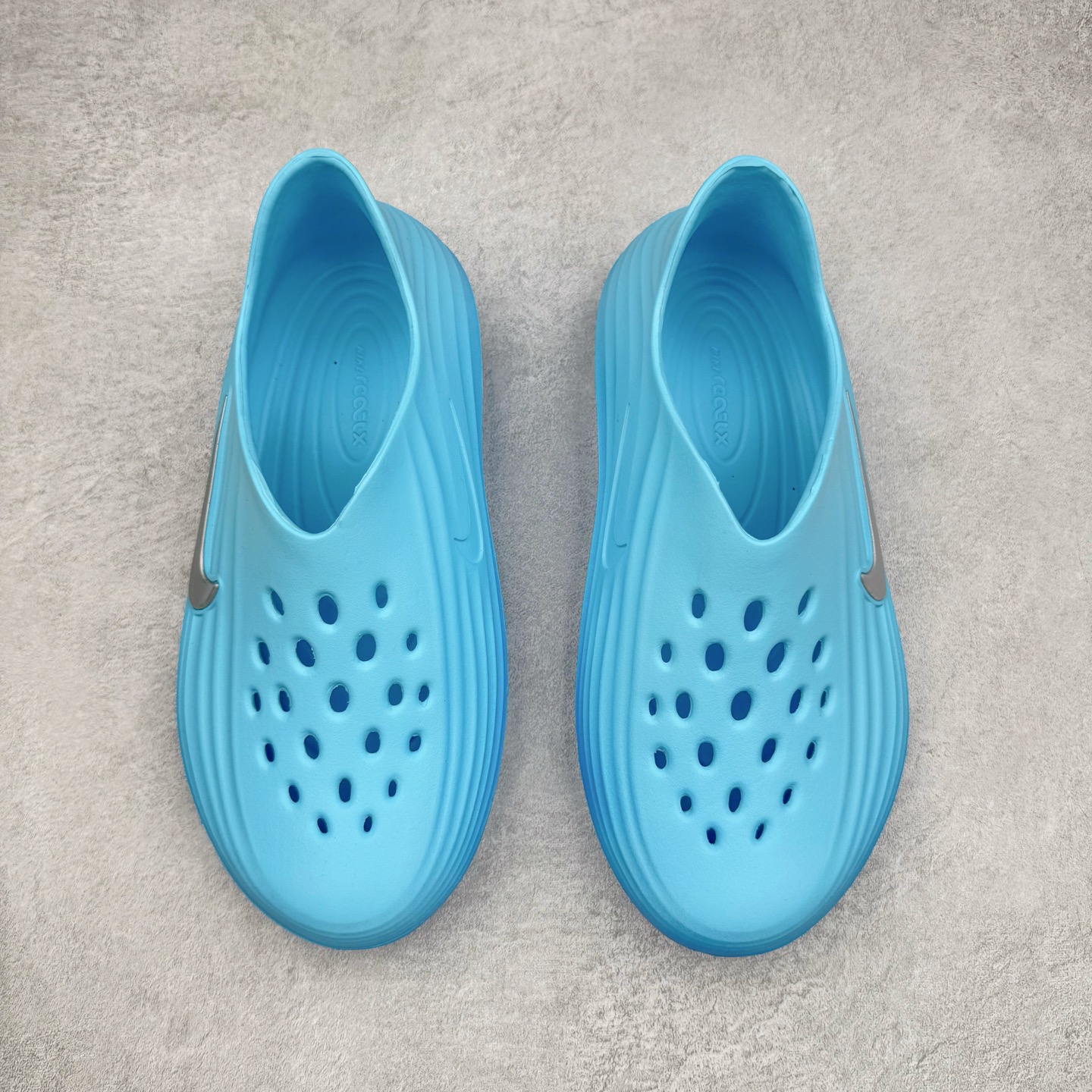 图片[2]-NK ReactX Rejuven8 简约舒适百搭洞洞鞋 从名字就能看出，这款鞋搭载了React X缓震科技，保证了舒适的脚感和轻盈的穿着体验。设计上，这双鞋采用了近几年非常流行的洞洞鞋风格，但特别之处在于加入了波浪纹路细节，让整个鞋型看起来更有立体感，视觉上也增添了几分现代感。尺码：36 36.5 37.5 38 38.5 39 40 40.5 41 42 42.5 43 44 44.5 45-选品中心