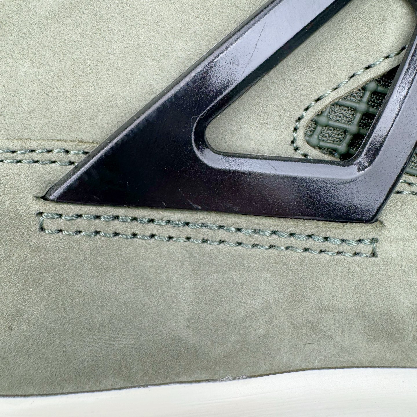 图片[17]-＃K版纯原 UNDEFEATED x Air Jordan AJ4 联名 绿黑 IB1519-200 全新升级改良 原鞋原楦原纸板同源开发 完美呈现乔4的版型 内侧正确双色网格 还原细节 原厂皮料 正确气垫颜色 正确网格工艺 正确拉帮工艺 全鞋原装材料制作 原档案原模具打造 支持全方位与正品对比 尺码：40 40.5 41 42 42.5 43 44 44.5 45 46 47.5-选品中心