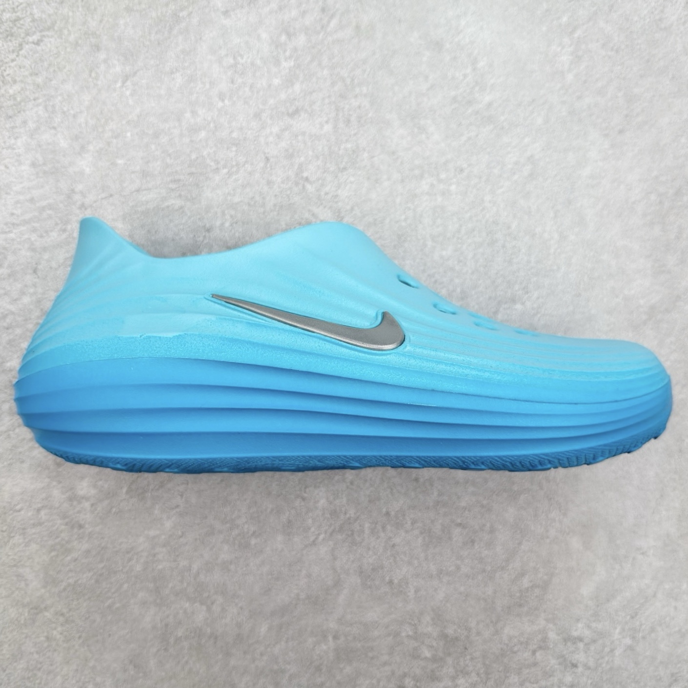 NK ReactX Rejuven8 简约舒适百搭洞洞鞋 从名字就能看出，这款鞋搭载了React X缓震科技，保证了舒适的脚感和轻盈的穿着体验。设计上，这双鞋采用了近几年非常流行的洞洞鞋风格，但特别之处在于加入了波浪纹路细节，让整个鞋型看起来更有立体感，视觉上也增添了几分现代感。尺码：36 36.5 37.5 38 38.5 39 40 40.5 41 42 42.5 43 44 44.5 45-选品中心