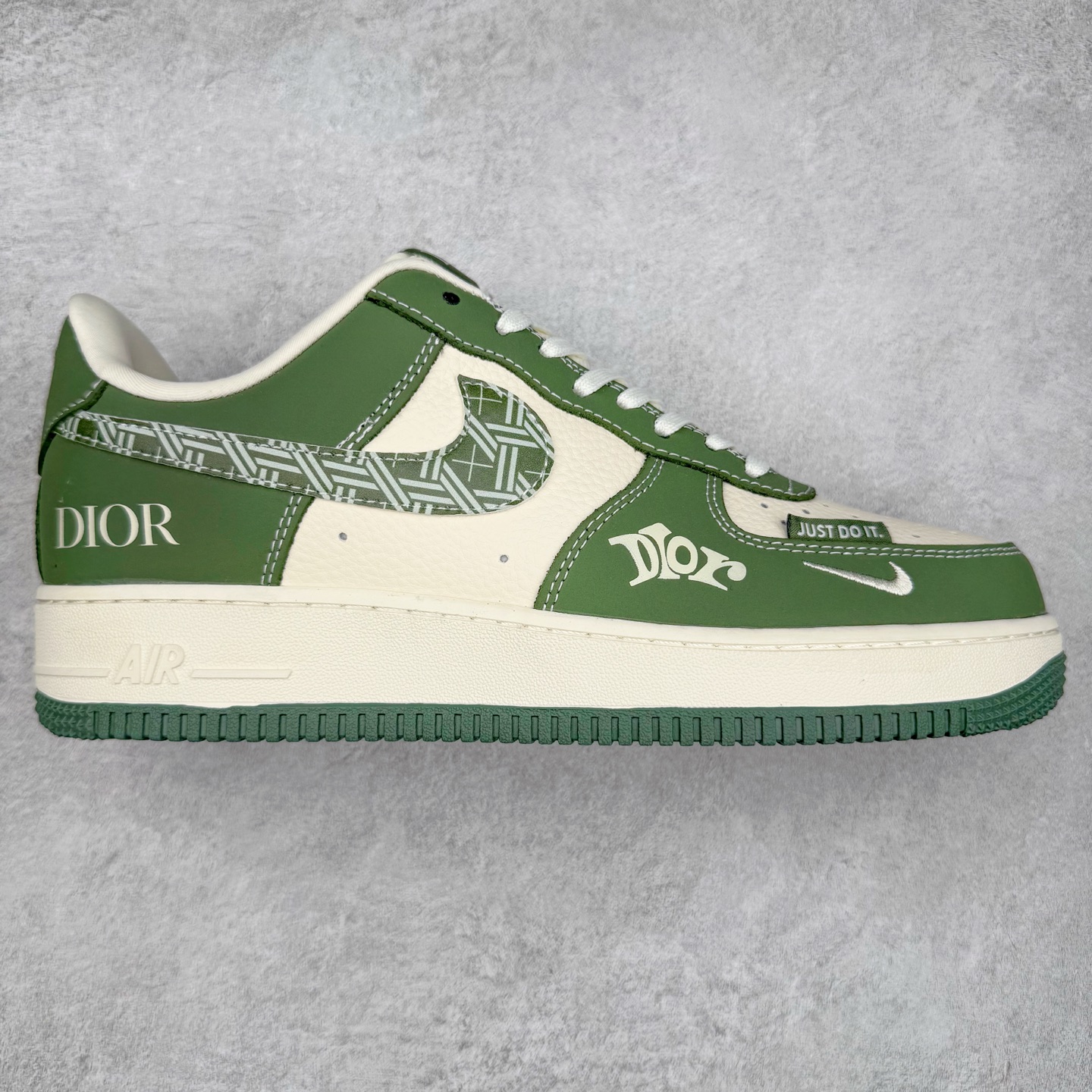 NK Air Force 1´07 Low 空军一号低帮百搭休闲运动板鞋 KK1988-081 柔软、弹性十足的缓震性能和出色的中底设计 横跨复古与现代的外型结合 造就出风靡全球 三十多年的Force 1 直到今天还深受青睐 实拍调校N版已经零色差零失真 百分百还原实物色彩所见即所得 不存在货不对板色差等低级问题 选购参考实物拍摄 不混卖不参货 只用心做好货严格选品 承诺混一赔十 尺码：36 36.5 37.5 38 38.5 39 40 40.5 41 42 42.5 43 44 44.5 45-选品中心