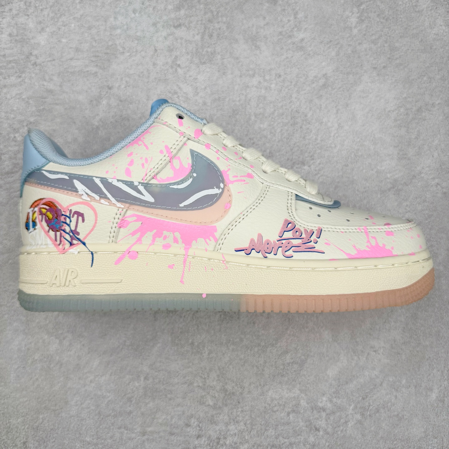 NK Air Force 1´07 Low 空军一号低帮百搭休闲运动板鞋 CW1574-058 柔软、弹性十足的缓震性能和出色的中底设计 横跨复古与现代的外型结合 造就出风靡全球 三十多年的Force 1 直到今天还深受青睐 实拍调校N版已经零色差零失真 百分百还原实物色彩所见即所得 不存在货不对板色差等低级问题 选购参考实物拍摄 不混卖不参货 只用心做好货严格选品 承诺混一赔十 尺码：36 36.5 37.5 38 38.5 39 40 40.5 41 42 42.5 43 44 44.5 45-选品中心
