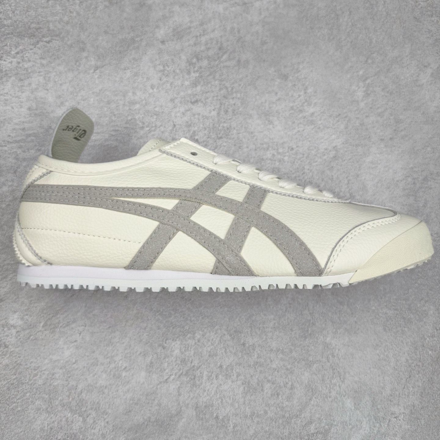＃C版 Asics Onitsuka Tiger MEXICO 66 亚瑟士鬼冢虎复古经典板鞋 CNY 龙年限定 白红 市场王者选手 海外订单工厂出品 长期生产补货永不断码 超成熟稳定的做工品控 原装全套纸板楦头开发 原汁原味 完美呈现版型 私模正确鞋底咬花纹路 一比一鞋头弧度高度鞋身弧度 绝不口嗨 细节品控鞋型随意秒杀市面 原档咬花纹路私模大底 一个单元有六个三角形 总体形拼接呈现花瓣状 官方四联吊牌 原装Ortholite轻量化鞋垫 原盒原配 质保卡 说明书 钢印防尘纸 纸板中底带钢印 乳胶组合鞋垫 支持全方位的对比专柜 产品从款式颜色造型上体现出追求舒适和细节的完美 鞋类更是推崇手工制作的严谨与完美 融舒适性与可穿性的设计风格 注重细节的完美和别致魅力 既保持稳重 又不失轻松的时尚感 尺码：36 37 37.5 38 39 39.5 40 40.5 41.5 42 42.5 43.5 44 45-选品中心