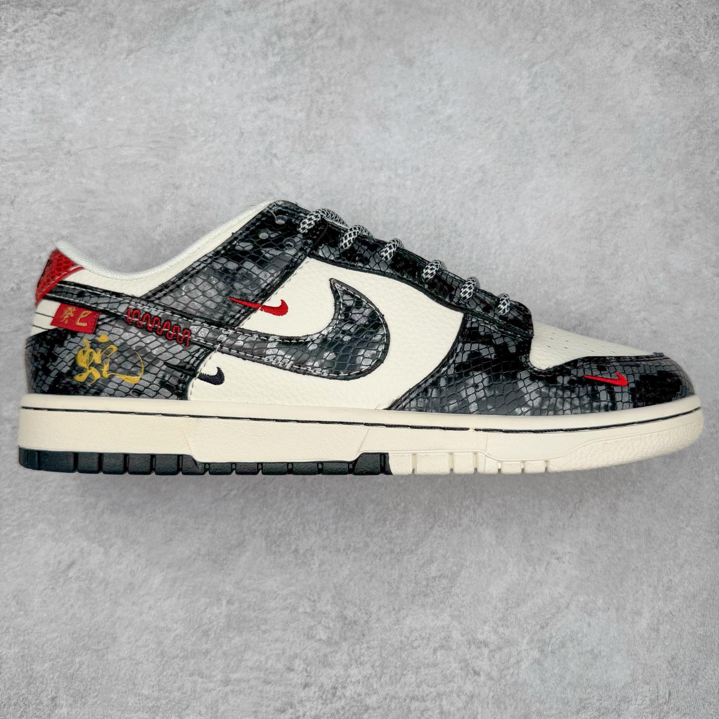 NK Dunk Low 定制配色 YX5066-293 大厂出品 极力推荐 原装头层材料 独家版型蒸餾加工帶來的是更好的视觉和脚感体验大厂纯原品质出货 清洁度 电绣工艺 皮料切割干净无任何毛边 细节完美 实拍调校N版已经零色差零失真 百分百还原实物色彩所见即所得 不存在货不对板色差等低级问题 选购参考实物拍摄 不混卖不参货 只用心做好货严格选品 承诺混一赔十 尺码：36 36.5 37.5 38 38.5 39 40 40.5 41 42 42.5 43 44 44.5 45-选品中心