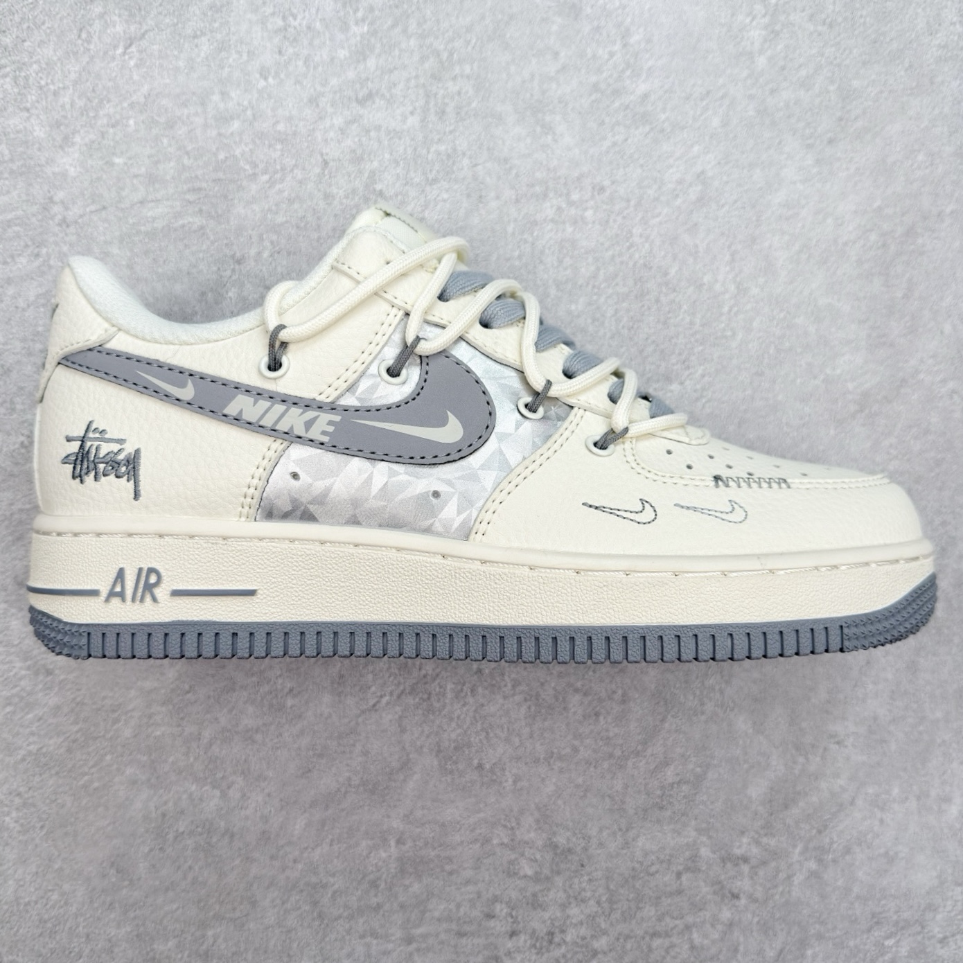 NK Air Force 1´07 Low 空军一号低帮百搭休闲运动板鞋 DM6868-072 柔软、弹性十足的缓震性能和出色的中底设计 横跨复古与现代的外型结合 造就出风靡全球 三十多年的Force 1 直到今天还深受青睐 实拍调校N版已经零色差零失真 百分百还原实物色彩所见即所得 不存在货不对板色差等低级问题 选购参考实物拍摄 不混卖不参货 只用心做好货严格选品 承诺混一赔十 尺码：36 36.5 37.5 38 38.5 39 40 40.5 41 42 42.5 43 44 44.5 45-选品中心
