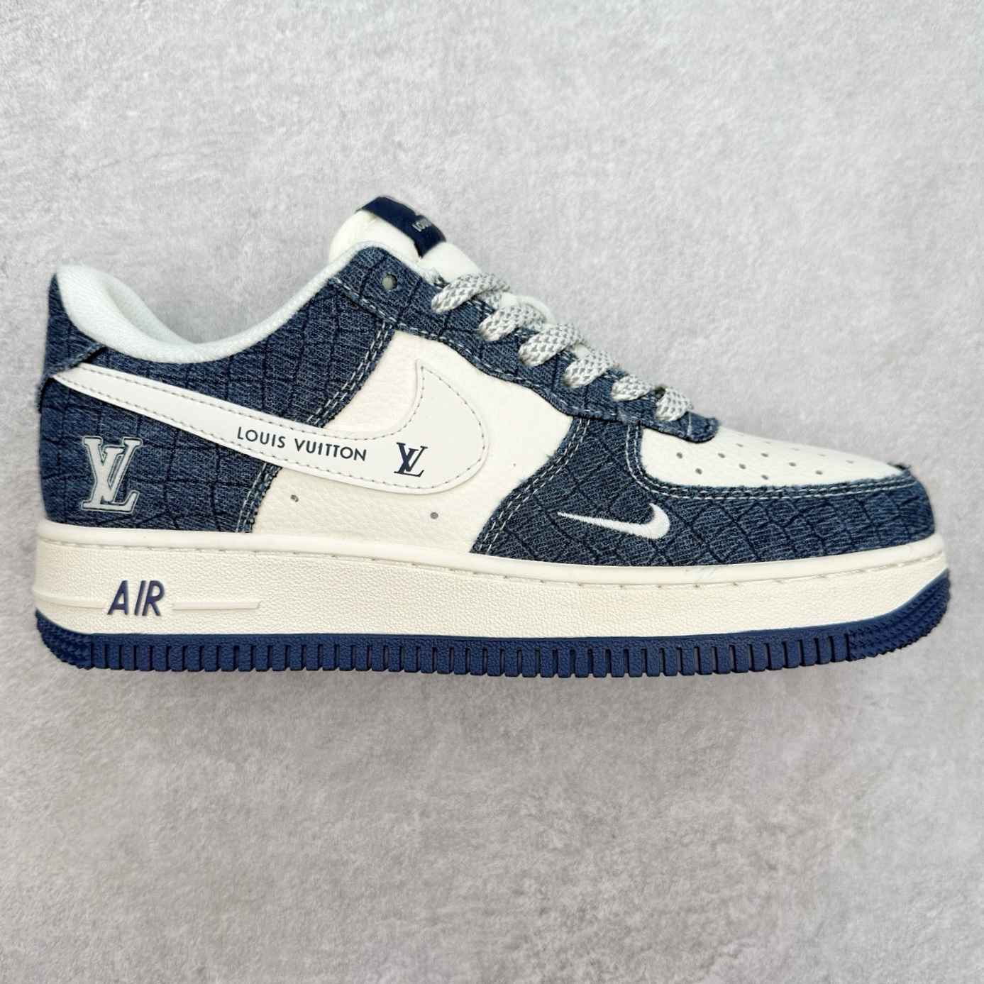 NK Air Force 1´07 Low 空军一号低帮百搭休闲运动板鞋 XS1958-551 柔软、弹性十足的缓震性能和出色的中底设计 横跨复古与现代的外型结合 造就出风靡全球 三十多年的Force 1 直到今天还深受青睐 实拍调校N版已经零色差零失真 百分百还原实物色彩所见即所得 不存在货不对板色差等低级问题 选购参考实物拍摄 不混卖不参货 只用心做好货严格选品 承诺混一赔十 尺码：36 36.5 37.5 38 38.5 39 40 40.5 41 42 42.5 43 44 44.5 45-选品中心