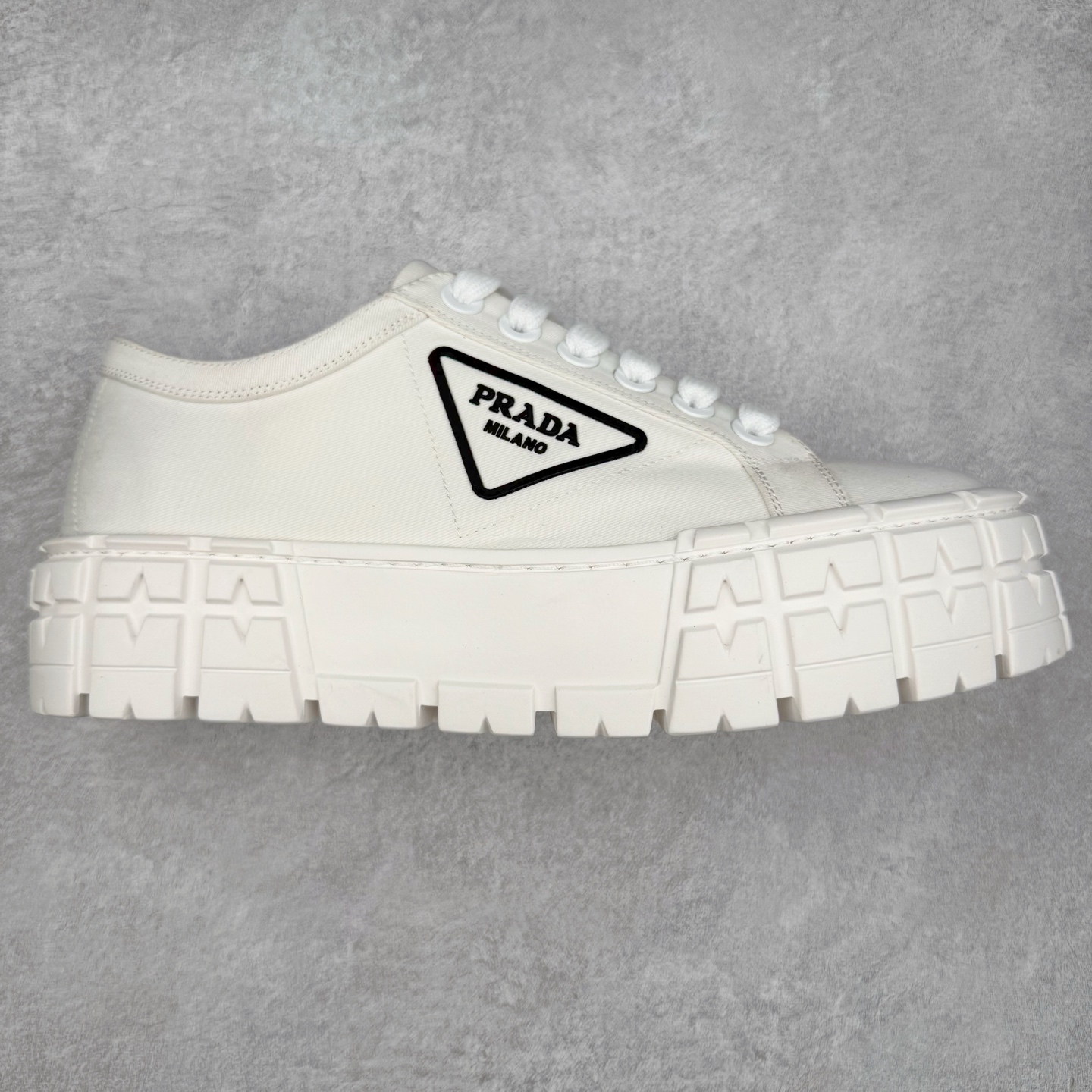 PRADA 普拉达2024新款厚底水洗帆布鞋 内里羊皮 最新厚底时尚走秀单鞋 重版推出 优雅大方 大底 一比一开模底 原版包装 跟高5cm 原版金属三角扣 四色供应 黑 白 浅粉 浅蓝 尺码 35 36 37 38 39 40-选品中心