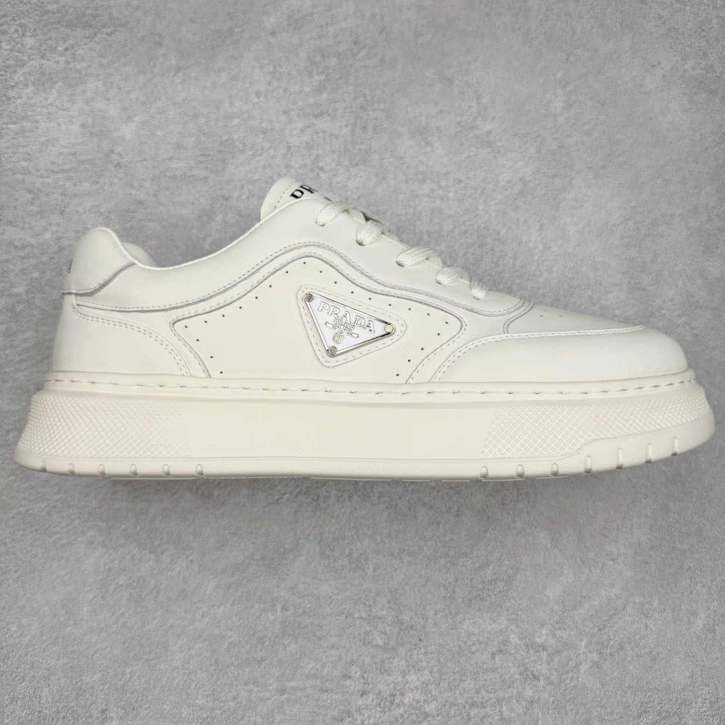PRADA普拉达小白鞋厚底徽标系带运动休闲男鞋系列 广东大厂品质 专柜同步 大气个性更潮更抢眼更追求档次，它将颠覆旧念，与您共度时尚潮人必备! 面料采用原版进口小牛皮 牛皮内里垫脚 橡胶发泡大底 轻便防滑耐磨 脚感舒适 款式耐看做工精细 配以简洁利落的鞋楦 彰显男人的果敢和硬朗 尺码：39-44（皮鞋码）-选品中心
