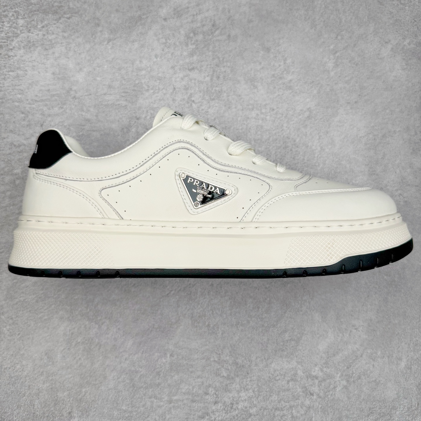 PRADA普拉达小白鞋厚底徽标系带运动休闲男鞋系列 广东大厂品质 专柜同步 大气个性更潮更抢眼更追求档次,它将颠覆旧念,与您共度时尚潮人必备! 面料采用原版进口小牛皮 牛皮内里垫脚 橡胶发泡大底 轻便防滑耐磨 脚感舒适 款式耐看做工精细 配以简洁利落的鞋楦 彰显男人的果敢和硬朗 尺码:39-44(皮鞋码)-选品中心