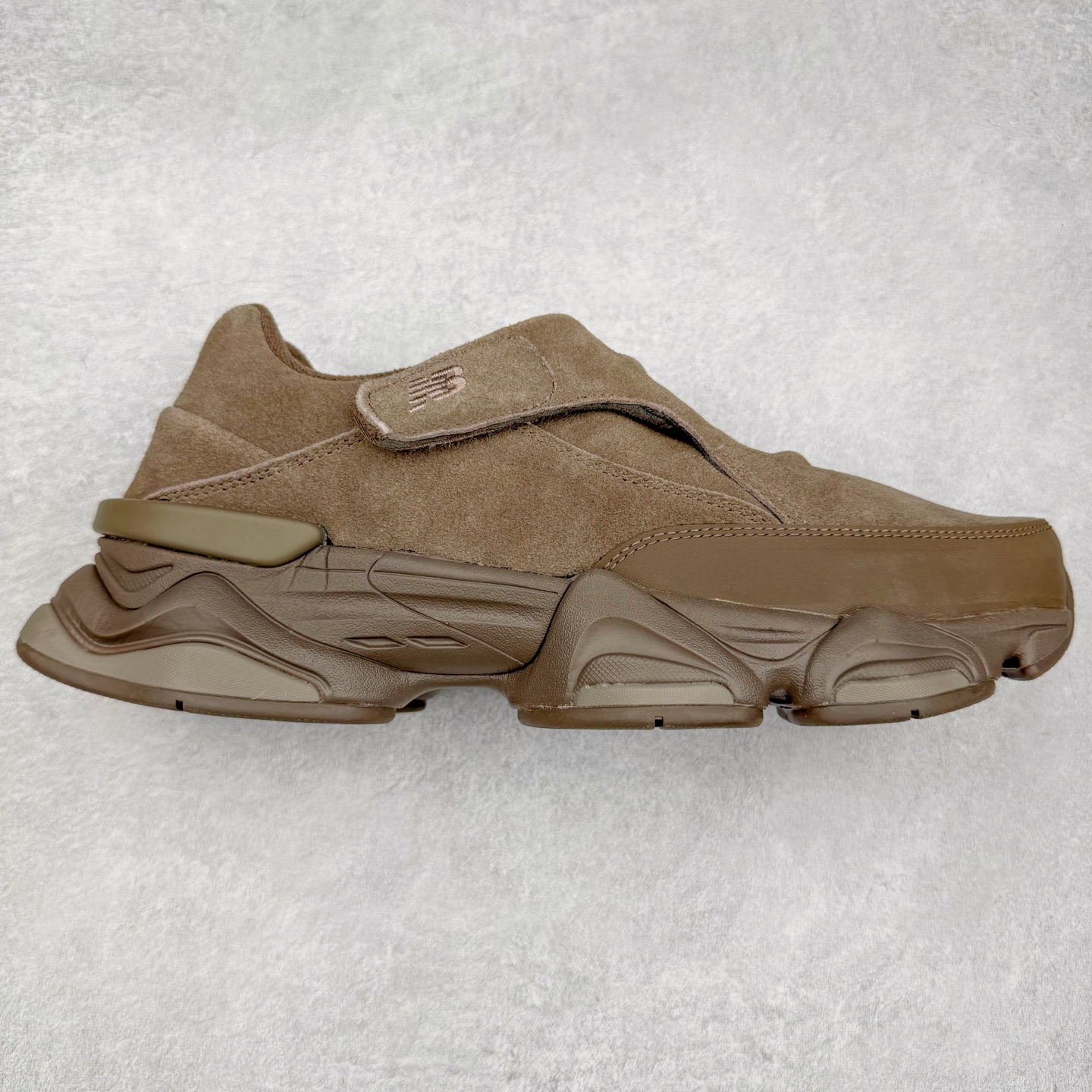 New Balance NB8040 新百伦户外舒适耐磨透气低帮生活休闲鞋 鞋面完全由绒面革制成 这款鞋摒弃了传统的系带系统而是魔术贴固定 呈现出简洁美感 潮流与经典的相遇 舒适与时尚的融合 该款应运而生 每一步踩下 都能感受到那独特的质感与弹性 是一款户外舒适耐磨透气低帮生活休闲鞋 尺码：39.5 40 40.5 41.5 42 42.5 43 44 44.5 45 45.5 45 45.5 46.5 47-选品中心