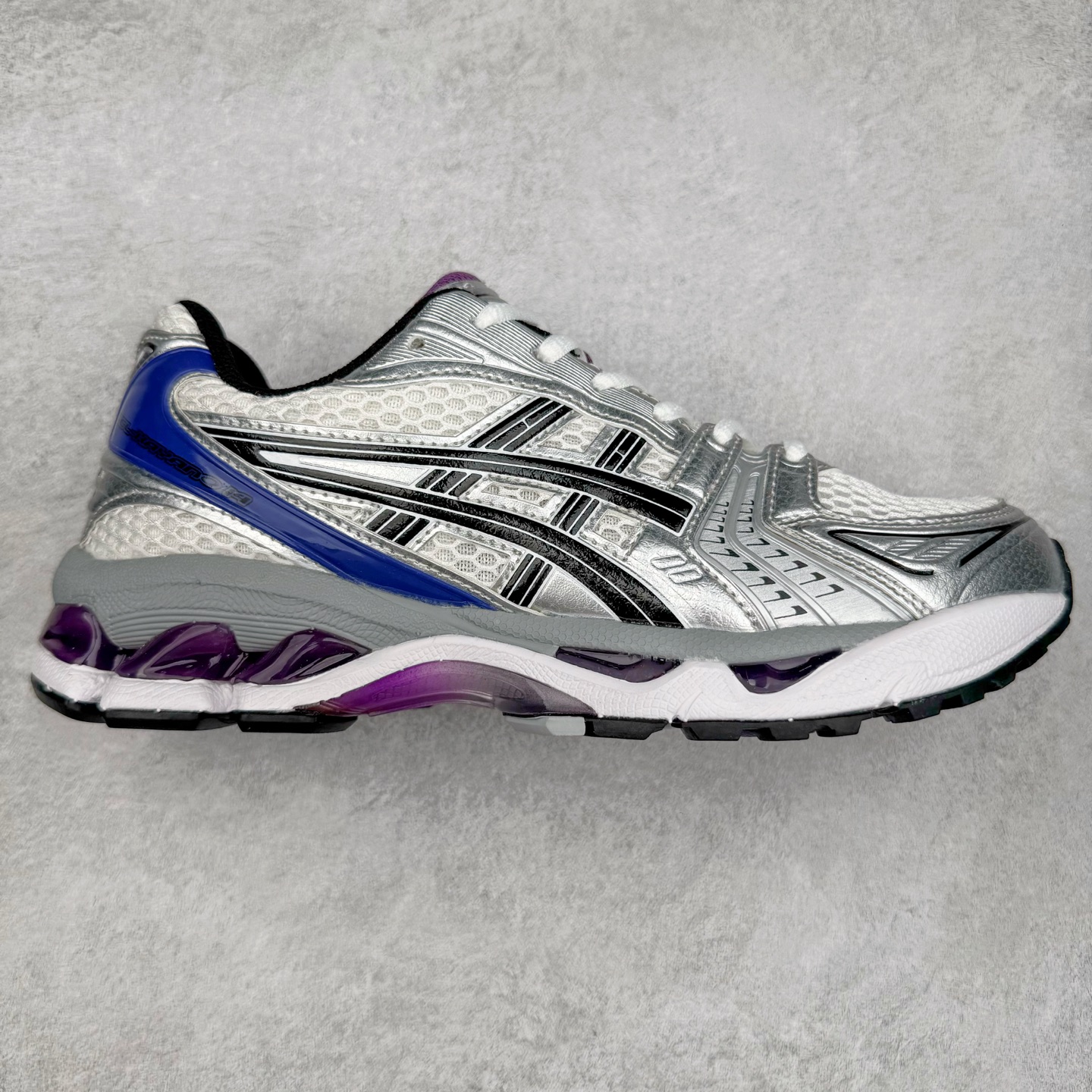 ＃特价福利 ASICS GEL-KAYANO 14 亚瑟士K14系列户外复古潮流百搭织物合成革缓震休闲跑步鞋 原装纸板楦头开发 独家私模五层组合大底 原厂定制缓震硅胶加持 原盒原配 官方四联吊牌 原装Ortholite轻量化鞋垫 设计师 Hidenori Yamashita 以「Flash」一词为灵感 创造出未来感金属色鞋面 改造升级内在性能 由内而外全面革新 为 GEL-KAYANO 家族传承及经典跑鞋文化的延续 创下里程碑式作品 K14跑鞋重新诠释了复古的跑步形状 并以其 2000 年代后期的美学理念重新铺装 银色与蓝色的鞋面极为高档 网面铺陈与鞋面、鞋头多处细节位增添了透气性 鞋后跟部中底上以及多密度耐磨鞋底增加了 GEL 缓震胶 提供高抗冲击性、缓冲性、可保护脚部免受地面冲击的影响 穿着舒适性十足 尺码：35.5 36 37 37.5 38 39 39.5 40.5 41.5 42 42.5 43.5 44 45-选品中心
