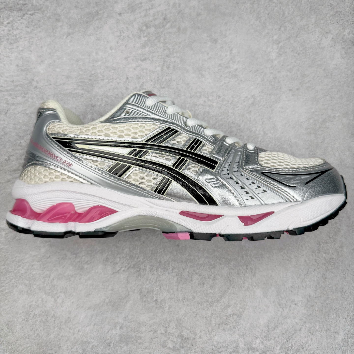 ＃特价福利 ASICS GEL-KAYANO 14 亚瑟士K14系列户外复古潮流百搭织物合成革缓震休闲跑步鞋 原装纸板楦头开发 独家私模五层组合大底 原厂定制缓震硅胶加持 原盒原配 官方四联吊牌 原装Ortholite轻量化鞋垫 设计师 Hidenori Yamashita 以「Flash」一词为灵感 创造出未来感金属色鞋面 改造升级内在性能 由内而外全面革新 为 GEL-KAYANO 家族传承及经典跑鞋文化的延续 创下里程碑式作品 K14跑鞋重新诠释了复古的跑步形状 并以其 2000 年代后期的美学理念重新铺装 银色与蓝色的鞋面极为高档 网面铺陈与鞋面、鞋头多处细节位增添了透气性 鞋后跟部中底上以及多密度耐磨鞋底增加了 GEL 缓震胶 提供高抗冲击性、缓冲性、可保护脚部免受地面冲击的影响 穿着舒适性十足 尺码：35.5 36 37 37.5 38 39 39.5 40.5 41.5 42 42.5 43.5 44 45-选品中心