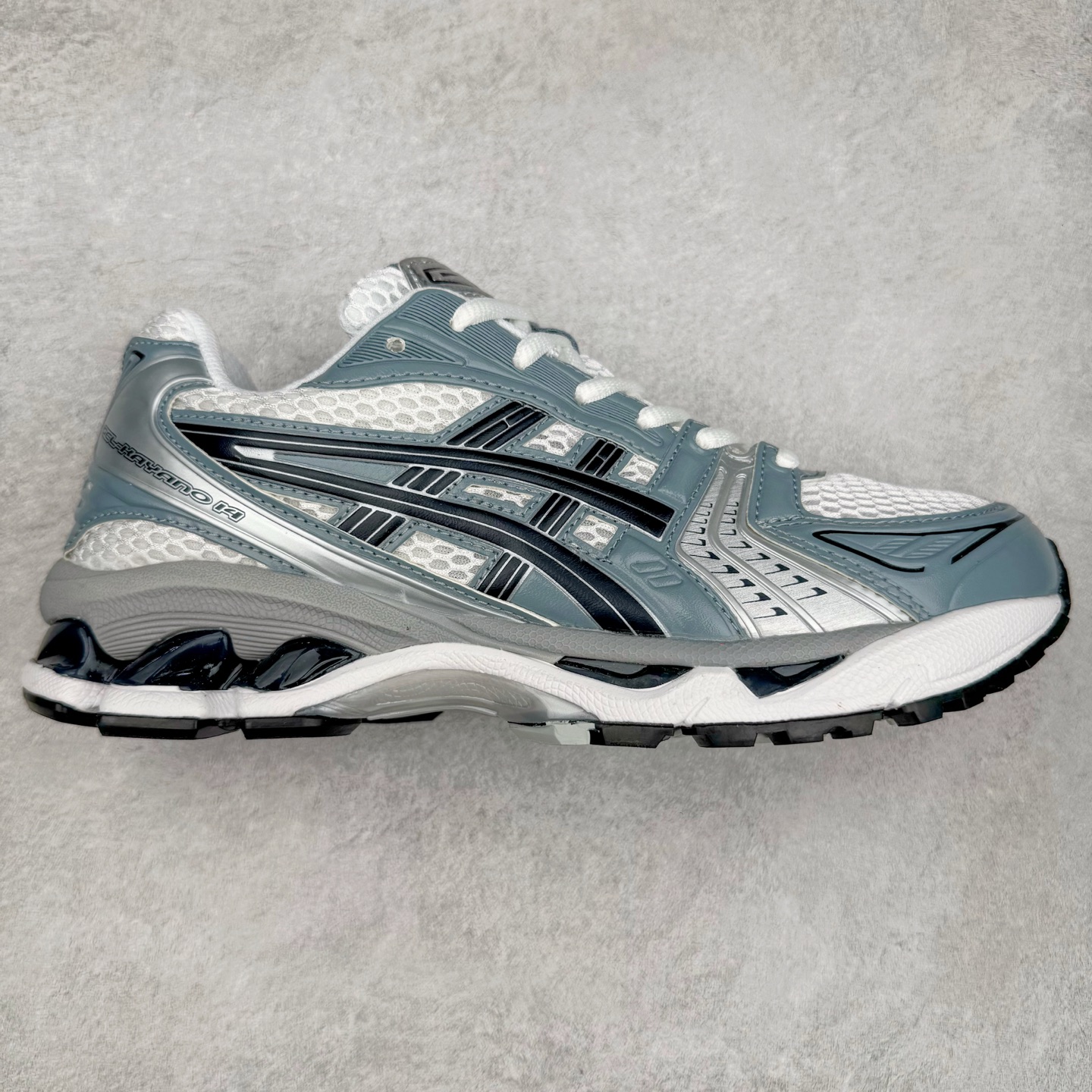 ＃特价福利 ASICS GEL-KAYANO 14 亚瑟士K14系列户外复古潮流百搭织物合成革缓震休闲跑步鞋 原装纸板楦头开发 独家私模五层组合大底 原厂定制缓震硅胶加持 原盒原配 官方四联吊牌 原装Ortholite轻量化鞋垫 设计师 Hidenori Yamashita 以「Flash」一词为灵感 创造出未来感金属色鞋面 改造升级内在性能 由内而外全面革新 为 GEL-KAYANO 家族传承及经典跑鞋文化的延续 创下里程碑式作品 K14跑鞋重新诠释了复古的跑步形状 并以其 2000 年代后期的美学理念重新铺装 银色与蓝色的鞋面极为高档 网面铺陈与鞋面、鞋头多处细节位增添了透气性 鞋后跟部中底上以及多密度耐磨鞋底增加了 GEL 缓震胶 提供高抗冲击性、缓冲性、可保护脚部免受地面冲击的影响 穿着舒适性十足 尺码：35.5 36 37 37.5 38 39 39.5 40.5 41.5 42 42.5 43.5 44 45-选品中心