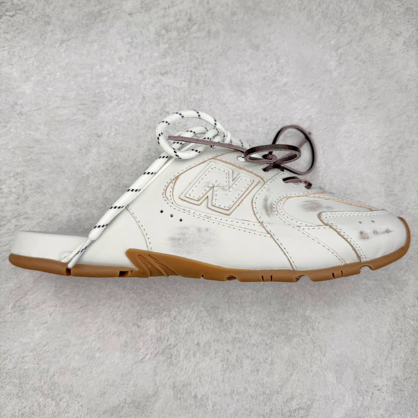 MiuMiu x New Balance NB530 SL 缪缪联名系列低帮经典复古休闲运动鞋半拖 近几年运动品牌与各大潮流品牌不断推出联名产品，在球鞋圈拥有极高的热度。此外，奢侈品牌和运动品牌联名也早已非新鲜事，继 Dior 和 Jordan Brand 以及 Prada 和 adidas 合作后。近日，Miu Miu与New Balance的合作基本已经成为定番，每年都会上新，而近期的最新联名也已经正式曝光，预计会在24年春夏面世！相比之前两次使用的574，这次Miu Miu带来了全新风格。采用了全新型号MR530进行设计，继续使用复古的旧化效果和去年就被带火的美拉德配色打造。Miu Miu作为千禧文化的重要推手，这次也是直接挑选了New Balance 2000年代时发布的健身跑鞋MR530。整体做旧效果非常明显，甚至有些二手鞋的感觉，多少是有点瘦巴黎世家影响了……配色方面将会推出米色和棕色两种颜色可供选择，整体覆盖了做旧麂皮，鞋舌和鞋垫和之前一致，有Miu Miu的Logo，同时搭配皮革和棉质双鞋带组成。尺码：36 37 37.5 38 38.5 39.5 40 40.5 41.5 42 42.5 43.5 44 44.5 45-选品中心