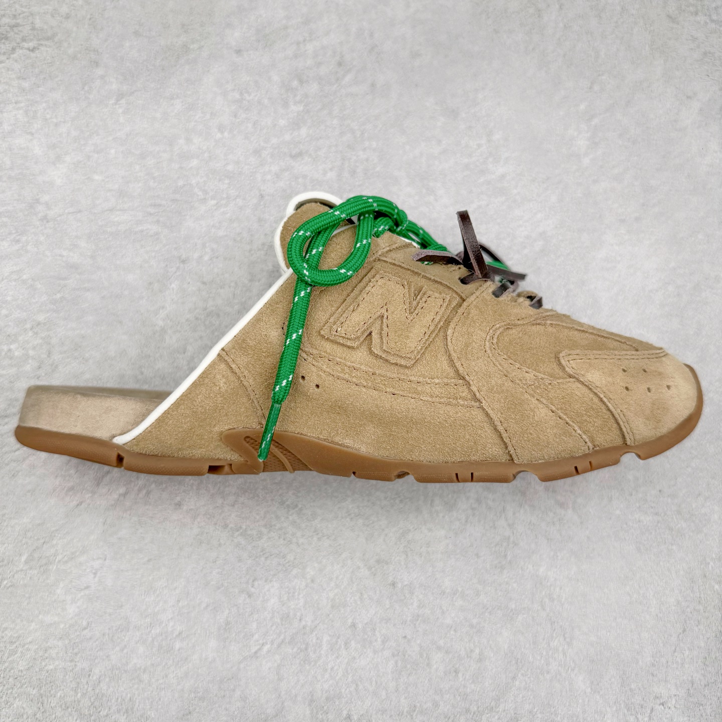 MiuMiu x New Balance NB530 SL 缪缪联名系列低帮经典复古休闲运动鞋半拖 近几年运动品牌与各大潮流品牌不断推出联名产品，在球鞋圈拥有极高的热度。此外，奢侈品牌和运动品牌联名也早已非新鲜事，继 Dior 和 Jordan Brand 以及 Prada 和 adidas 合作后。近日，Miu Miu与New Balance的合作基本已经成为定番，每年都会上新，而近期的最新联名也已经正式曝光，预计会在24年春夏面世！相比之前两次使用的574，这次Miu Miu带来了全新风格。采用了全新型号MR530进行设计，继续使用复古的旧化效果和去年就被带火的美拉德配色打造。Miu Miu作为千禧文化的重要推手，这次也是直接挑选了New Balance 2000年代时发布的健身跑鞋MR530。整体做旧效果非常明显，甚至有些二手鞋的感觉，多少是有点瘦巴黎世家影响了……配色方面将会推出米色和棕色两种颜色可供选择，整体覆盖了做旧麂皮，鞋舌和鞋垫和之前一致，有Miu Miu的Logo，同时搭配皮革和棉质双鞋带组成。尺码：36 37 37.5 38 38.5 39.5 40 40.5 41.5 42 42.5 43.5 44 44.5 45-选品中心