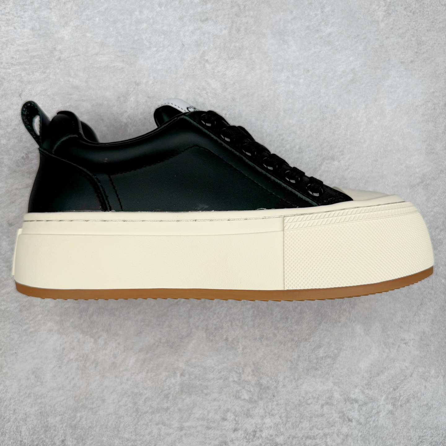 CHANEL 香奈儿早春新款王炸爆款大头鞋新款系带 小红书爆款 酷帅呆萌的鞋头加上立体浮雕 Logo 太心水啦 皱牛漆的搭配令人眼前一亮 休闲中的高大上感扑面而来 的设计加上金属圆扣分外抢眼 平底设计 异常舒适 日常搭配 出街 原版U橡胶组合大底！尺码：35 36 37 38 39-选品中心