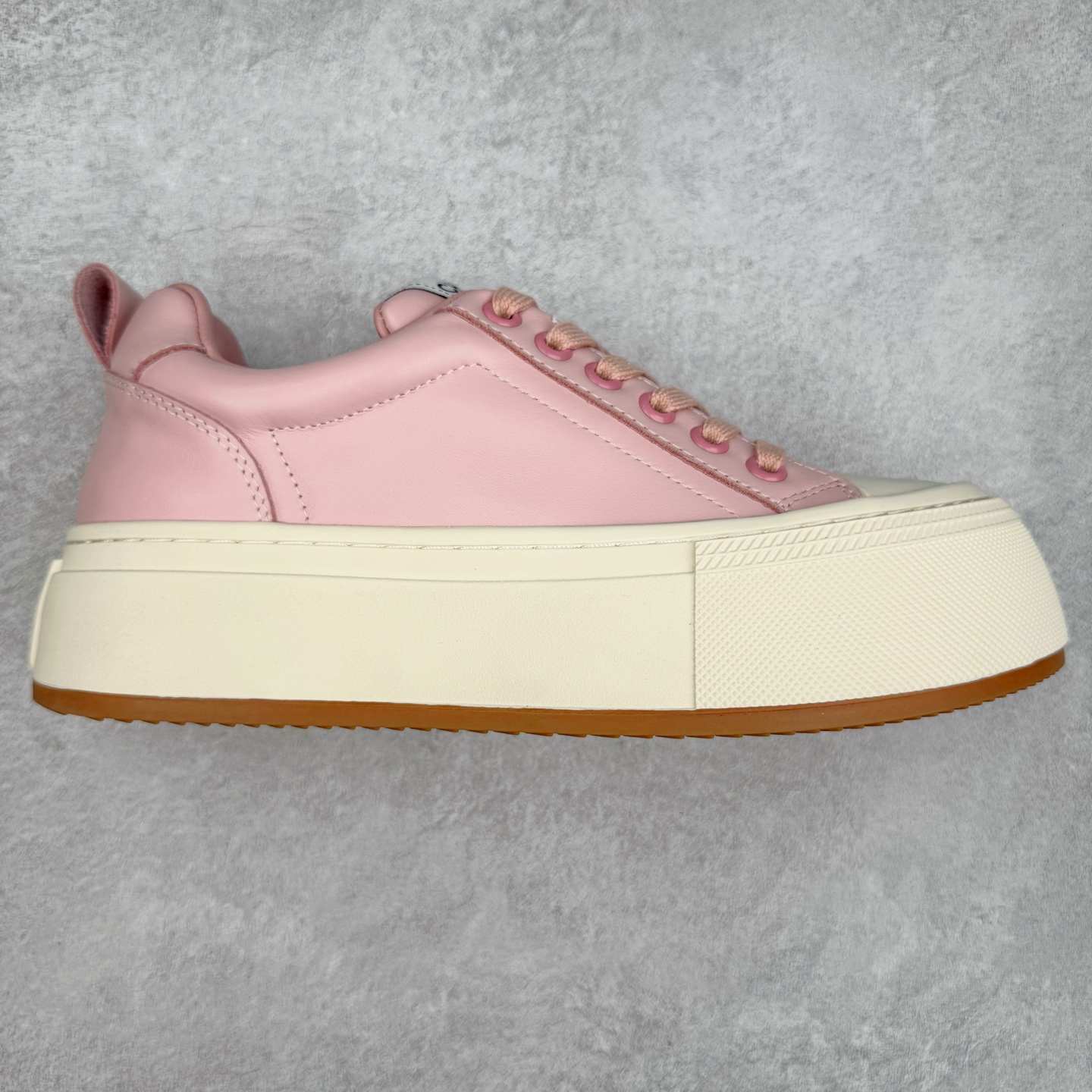 CHANEL 香奈儿早春新款王炸爆款大头鞋新款系带 小红书爆款 酷帅呆萌的鞋头加上立体浮雕 Logo 太心水啦 皱牛漆的搭配令人眼前一亮 休闲中的高大上感扑面而来 的设计加上金属圆扣分外抢眼 平底设计 异常舒适 日常搭配 出街 原版U橡胶组合大底!尺码:35 36 37 38 39-选品中心