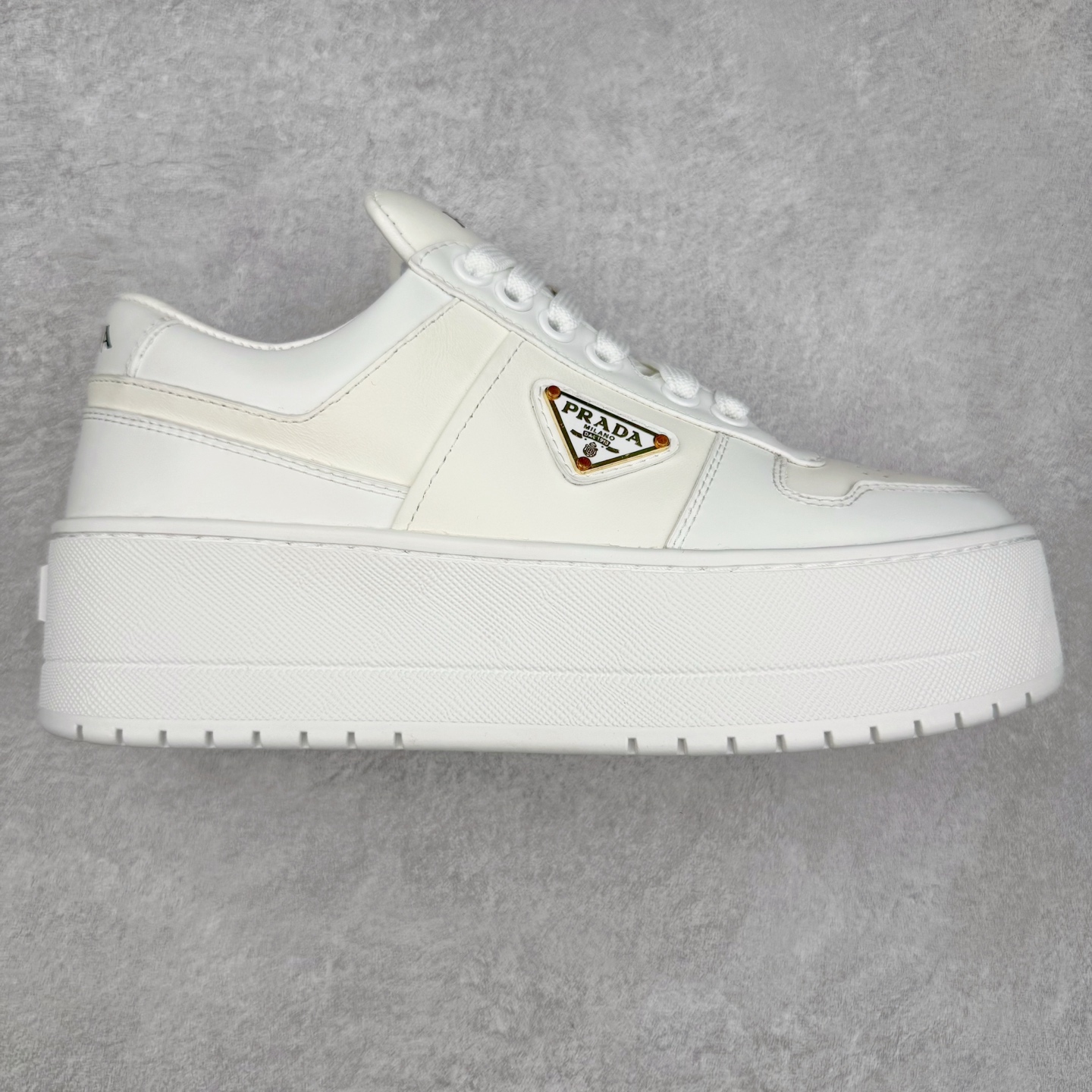 𝐏𝐑𝐀𝐃𝐀 普拉达春夏系列 专柜新款厚底松糕运动鞋系列外形是廓形设计 轮廓类似麦昆 厚底 鞋头饱满 宽版设计 底子是软弹那种 非常非常舒适 又觉得白色既运动 又可以休闲商务 日常便鞋最合适不过了 将艺术家Peterdepotter创作的标语纹样应用到鞋身设计加上了著名三角形徽标格外好看目普拉达 鞋面：布料进口防水降落伞 大底：TPU发泡大底 内里：进口羊皮内里 全新官方一致全套包装 尺码：35 36 37 38 39 40-选品中心