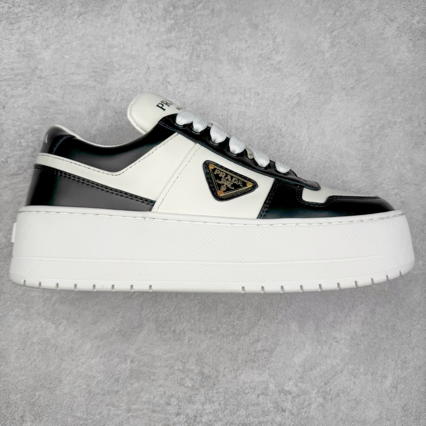 𝐏𝐑𝐀𝐃𝐀 普拉达春夏系列 专柜新款厚底松糕运动鞋系列外形是廓形设计 轮廓类似麦昆 厚底 鞋头饱满 宽版设计 底子是软弹那种 非常非常舒适 又觉得白色既运动 又可以休闲商务 日常便鞋最合适不过了 将艺术家Peterdepotter创作的标语纹样应用到鞋身设计加上了著名三角形徽标格外好看目普拉达 鞋面：布料进口防水降落伞 大底：TPU发泡大底 内里：进口羊皮内里 全新官方一致全套包装 尺码：35 36 37 38 39 40-选品中心