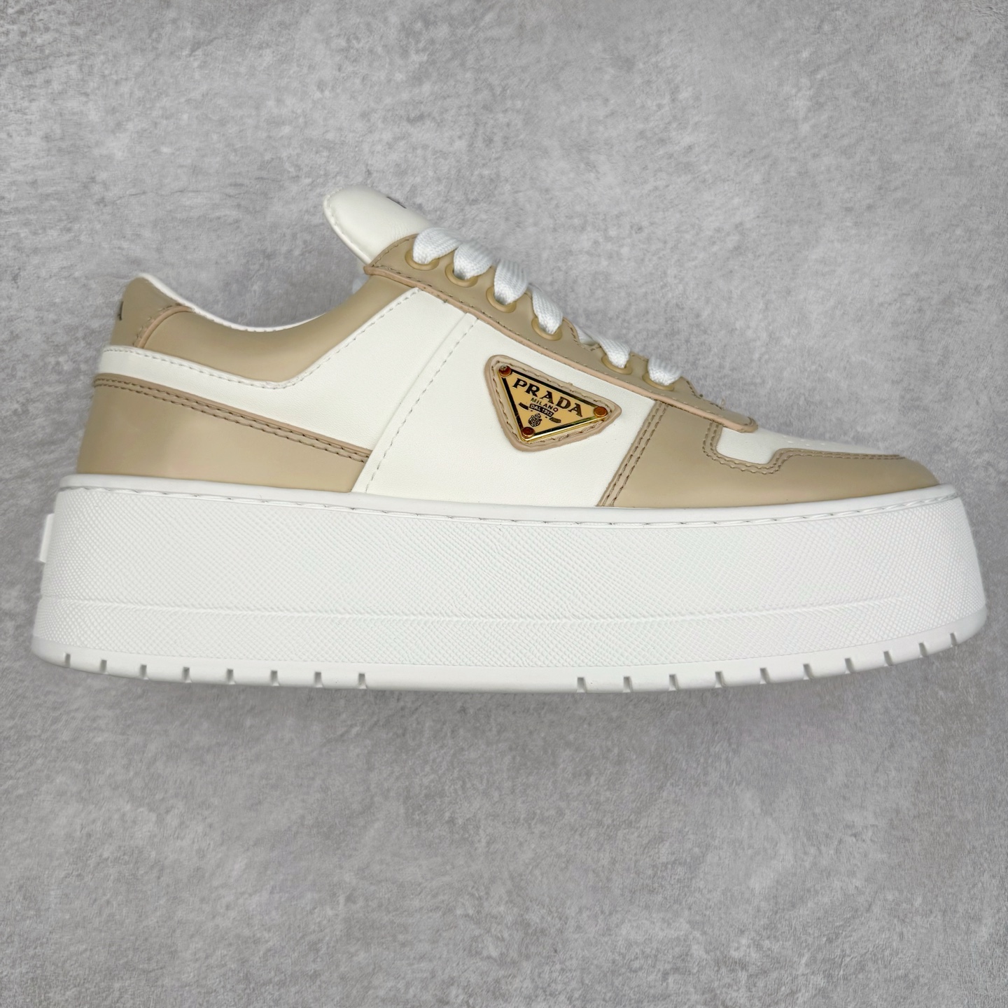 𝐏𝐑𝐀𝐃𝐀 普拉达春夏系列 专柜新款厚底松糕运动鞋系列外形是廓形设计 轮廓类似麦昆 厚底 鞋头饱满 宽版设计 底子是软弹那种 非常非常舒适 又觉得白色既运动 又可以休闲商务 日常便鞋最合适不过了 将艺术家Peterdepotter创作的标语纹样应用到鞋身设计加上了著名三角形徽标格外好看目普拉达 鞋面：布料进口防水降落伞 大底：TPU发泡大底 内里：进口羊皮内里 全新官方一致全套包装 尺码：35 36 37 38 39 40-选品中心