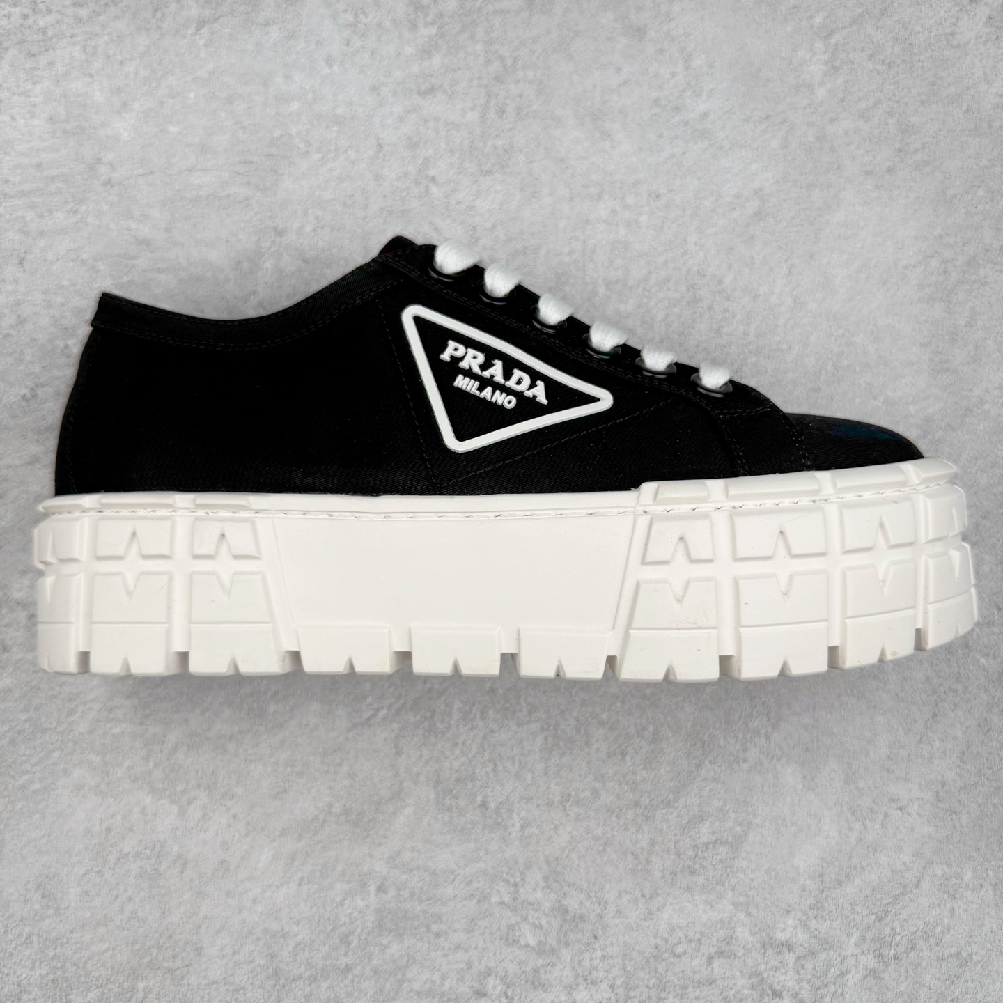 PRADA 普拉达2024新款厚底水洗帆布鞋 内里羊皮 最新厚底时尚走秀单鞋 重版推出 优雅大方 大底 一比一开模底 原版包装 跟高5cm 原版金属三角扣 四色供应 黑 白 浅粉 浅蓝 尺码 35 36 37 38 39 40-选品中心
