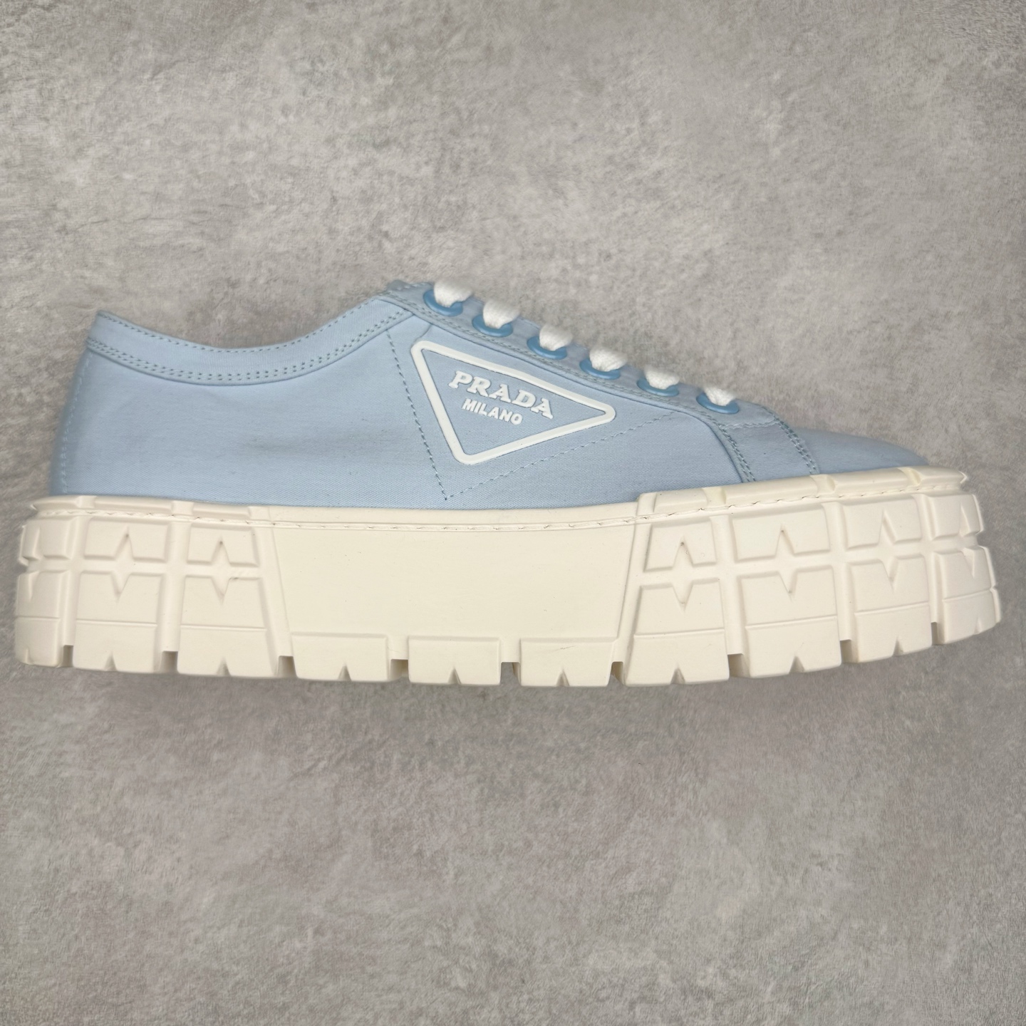 PRADA 普拉达2024新款厚底水洗帆布鞋 内里羊皮 最新厚底时尚走秀单鞋 重版推出 优雅大方 大底 一比一开模底 原版包装 跟高5cm 原版金属三角扣 四色供应 黑 白 浅粉 浅蓝 尺码 35 36 37 38 39 40-选品中心