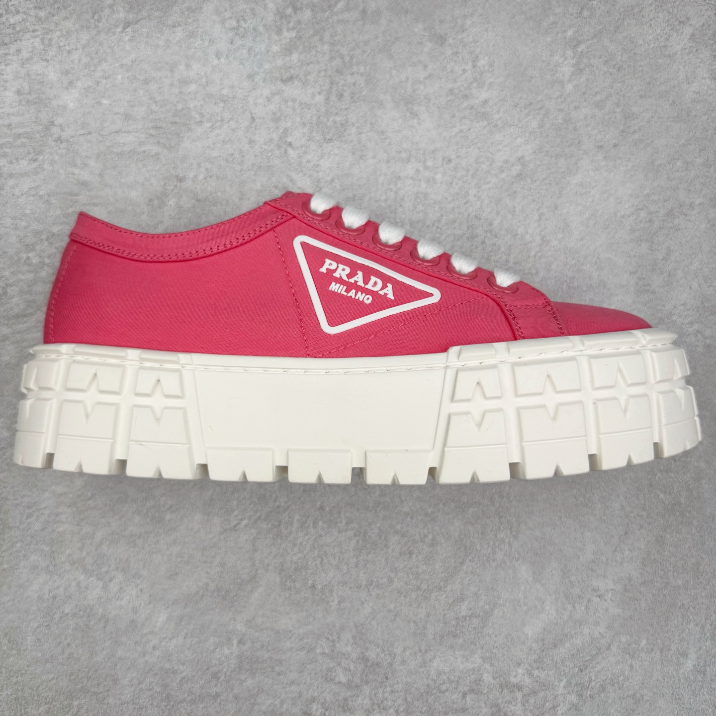 PRADA 普拉达2024新款厚底水洗帆布鞋 内里羊皮 最新厚底时尚走秀单鞋 重版推出 优雅大方 大底 一比一开模底 原版包装 跟高5cm 原版金属三角扣 四色供应 黑 白 浅粉 浅蓝 尺码 35 36 37 38 39 40-选品中心